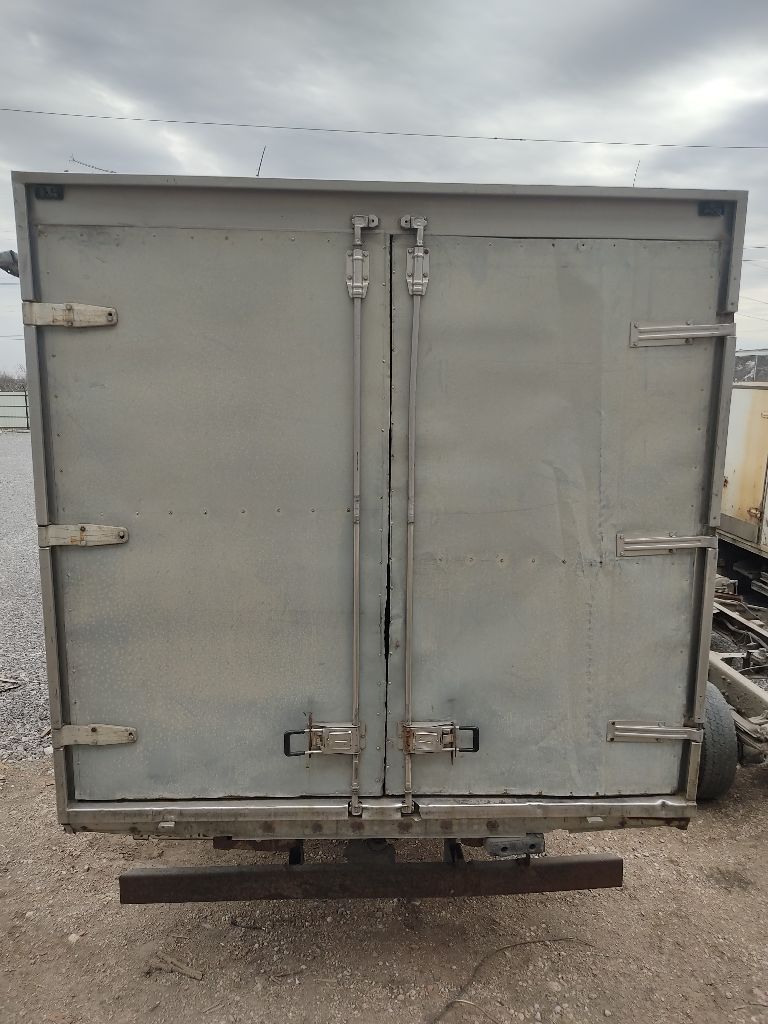 Продам mercedes-benz actros 2001г. объем 12л, реф рабочий, на 18 поддонов. пневмоподушки и амортизаторы недавно заменены. есть недочеты по кузову. тяговая резина в хорошем состоянии. вопросы по телефону +7 949 334 16 25. цена 800 000 - фотография - 4