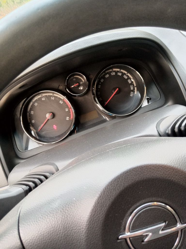 Продается опель антара 2011 года, с оригинальный пробег 280 тыс км, от собственника, надежный дешевый в содержании автомобиль с большим клиренсом и багажником, от собственника полная гальваническая оцинковка кузова, 2.4 140 л. с бензиновый атмосферный мотор миллионник и классическая не убиваемая механика, комплектация полная самая оптимальная компоновка на этой машине, осмотр г. брянка. зеленая автотека, сброшу по запросу. торг есть возле капота. вопросы по телефону. +79591028715 цена 990 тыс. ₽ - фотография - 8