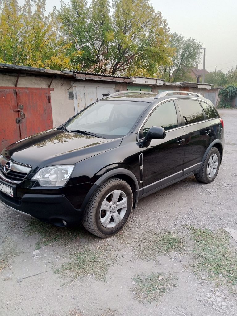 Продается опель антара 2011 года, с оригинальный пробег 280 тыс км, от собственника, надежный дешевый в содержании автомобиль с большим клиренсом и багажником, от собственника полная гальваническая оцинковка кузова, 2.4 140 л. с бензиновый атмосферный мотор миллионник и классическая не убиваемая механика, комплектация полная самая оптимальная компоновка на этой машине, осмотр г. брянка. зеленая автотека, сброшу по запросу. торг есть возле капота. вопросы по телефону. +79591028715 цена 990 тыс. ₽ - фотография - 2