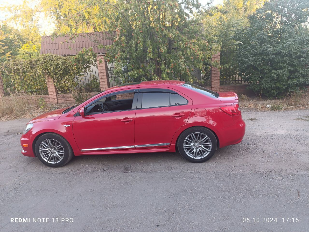 Продается мощный японский красивый автомобиль сузуки кизаши. эксплуатировался как "авто выходного дня". ухоженный красивый ярко алого цвета. все работает. стоит 2дин монитор андроид. есть навигация. на 18 резине, есть комплект зимней резины. автомобиль находится в донецке, приезжайте смотрите авто в отличном состоянии. выпуск 2010, зксплуатировался с 11 года. учет донецкий. объем двигателя 2.4 литра 178 л. с. привод передний. цена 1170 000 рублей. телефон: +79493710600 константин. - фотография - 5