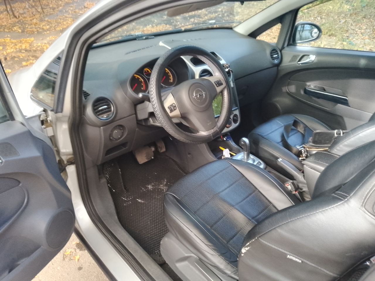 Продам опель корса 1,2. год выпуска 2007, коробка робот, пробег 123тыс. км. ( пробег родной, проверяйте любыми приборами). я хозяин, ездила жена. всего три владельца за все время эксплуатации, все девушки. на 118 тыс. км обслуживался блок управления коробкой ( менялись щетки, ломаться больше не чему). на 120 тыс. км. перебралась вся передняя ходовая часть. новые аммортизаторы, отбойники, пружины, стойки стабилизатора, втулки стабилизатора, чаши опорных подшипников, рулевые тяги. заменено масло в двигателе, два датчика кислорода, датчик давления масла. антифриз чистый как слеза. новый аккумулятор, на гарантии 10 месяцев. в техническом плане авто обслужено полностью. единственное не успел заменить масло в коробке. робот работает идеально. авто не новое поэтому по лак окраске есть потертости, сколы, царапины. не одна деталь не красилась, стекла все родные. цена 450000 руб. резина зима и лето проехала по одному сезону. две последние зимы авто не эксплуатировалось. +79493684849 - фотография - 7