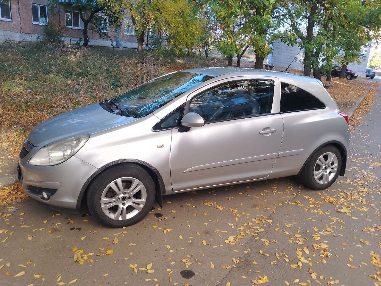 Продам опель корса 1,2. год выпуска 2007, коробка робот, пробег 123тыс. км. ( пробег родной, проверяйте любыми приборами). я хозяин, ездила жена. всего три владельца за все время эксплуатации, все девушки. на 118 тыс. км обслуживался блок управления коробкой ( менялись щетки, ломаться больше не чему). на 120 тыс. км. перебралась вся передняя ходовая часть. новые аммортизаторы, отбойники, пружины, стойки стабилизатора, втулки стабилизатора, чаши опорных подшипников, рулевые тяги. заменено масло в двигателе, два датчика кислорода, датчик давления масла. антифриз чистый как слеза. новый аккумулятор, на гарантии 10 месяцев. в техническом плане авто обслужено полностью. единственное не успел заменить масло в коробке. робот работает идеально. авто не новое поэтому по лак окраске есть потертости, сколы, царапины. не одна деталь не красилась, стекла все родные. цена 450000 руб. резина зима и лето проехала по одному сезону. две последние зимы авто не эксплуатировалось. +79493684849 - фотография - 4