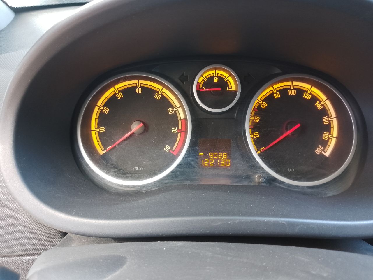 Продам опель корса 1,2. год выпуска 2007, коробка робот, пробег 123тыс. км. ( пробег родной, проверяйте любыми приборами). я хозяин, ездила жена. всего три владельца за все время эксплуатации, все девушки. на 118 тыс. км обслуживался блок управления коробкой ( менялись щетки, ломаться больше не чему). на 120 тыс. км. перебралась вся передняя ходовая часть. новые аммортизаторы, отбойники, пружины, стойки стабилизатора, втулки стабилизатора, чаши опорных подшипников, рулевые тяги. заменено масло в двигателе, два датчика кислорода, датчик давления масла. антифриз чистый как слеза. новый аккумулятор, на гарантии 10 месяцев. в техническом плане авто обслужено полностью. единственное не успел заменить масло в коробке. робот работает идеально. авто не новое поэтому по лак окраске есть потертости, сколы, царапины. не одна деталь не красилась, стекла все родные. цена 450000 руб. резина зима и лето проехала по одному сезону. две последние зимы авто не эксплуатировалось. +79493684849 - фотография - 6