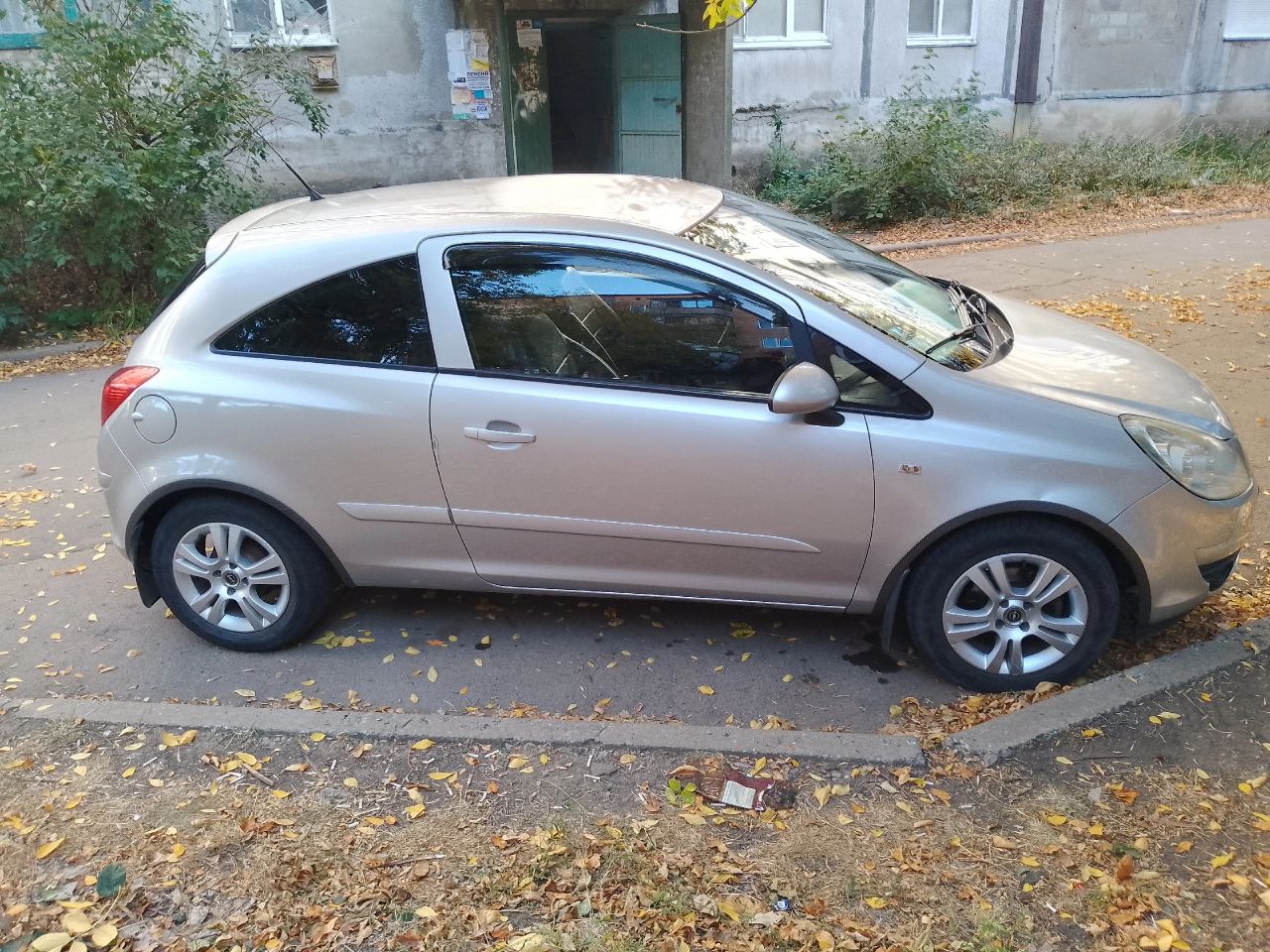 Продам опель корса 1,2. год выпуска 2007, коробка робот, пробег 123тыс. км. ( пробег родной, проверяйте любыми приборами). я хозяин, ездила жена. всего три владельца за все время эксплуатации, все девушки. на 118 тыс. км обслуживался блок управления коробкой ( менялись щетки, ломаться больше не чему). на 120 тыс. км. перебралась вся передняя ходовая часть. новые аммортизаторы, отбойники, пружины, стойки стабилизатора, втулки стабилизатора, чаши опорных подшипников, рулевые тяги. заменено масло в двигателе, два датчика кислорода, датчик давления масла. антифриз чистый как слеза. новый аккумулятор, на гарантии 10 месяцев. в техническом плане авто обслужено полностью. единственное не успел заменить масло в коробке. робот работает идеально. авто не новое поэтому по лак окраске есть потертости, сколы, царапины. не одна деталь не красилась, стекла все родные. цена 450000 руб. резина зима и лето проехала по одному сезону. две последние зимы авто не эксплуатировалось. +79493684849 - фотография - 2