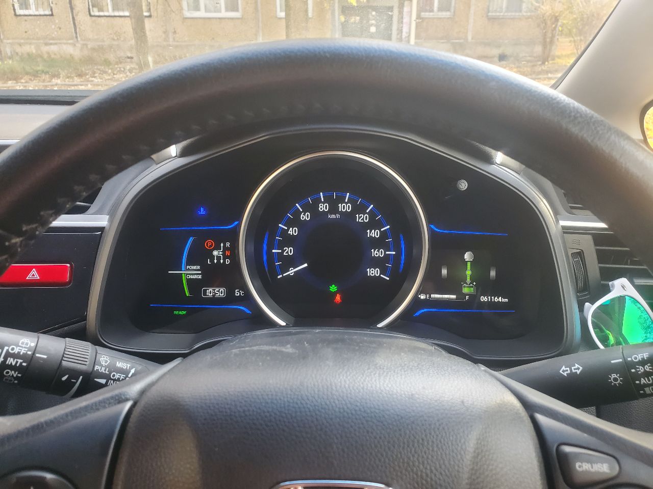 Продам honda fit в кузове gp5 hybrid 2014 г. резвый и экономичный городской автомобиль в хорошем состоянии. привозил для себя, купил в японии в июле 2023г. с пробегом 53000 км. в рф с сентября 2023г. один хозяин. максимальная комплектация l: кнопка start/stop, тонировка задних стекол, круиз контроль. бесключевой доступ, 2 ключа. сенсорный автоматический климат контроль, родной головной свет led, кожаный мультируль. комбинированные сиденья: эко-кожа + ткань, задний ряд складывается в ровный пол. собственные доработки: поставил комплект девайсов от teyes: магнитола cc3 2k, камера заднего вида ts86 ahd 1080р, видеорегистратор x5 dvr full hd 1080p. в базовой комплектации имелось 2 передних динамика, поставил еще 2 динамика в пассажирские двери для объемности звука. 2 комплекта ковриков: оригинальный резиновый honda и докупал коврики eva на зиму. 2 комплекта резины bridgestone. чехлы на сиденья из эко-кожи. на 60000 км было произведено второе то: замена масла в двс, все фильтры, щетки дворников. была замена свечей (по регламенту нужно было, хотя необходимости в этом не было), родные свечи остались. из минусов: есть небольшие сколы и царапины на пластиковых элементах верхних частей передних дверей. на капоте вмятина от палки во время сильной бури. под полную покраску никаких деталей нет. так пришло с японии: трещина на центральном туннели со стороны пассажира и потертость возле ручки кпп со стороны водителя, загнут воздухозаборник на торпедо. только мессенджеры: +7 (918) 464-74-75 только звонки : +7 (949) 702-32-14 цена 1,5 млн. руб. обмены и доплаты не рассматриваю. торг у капота. - фотография - 10