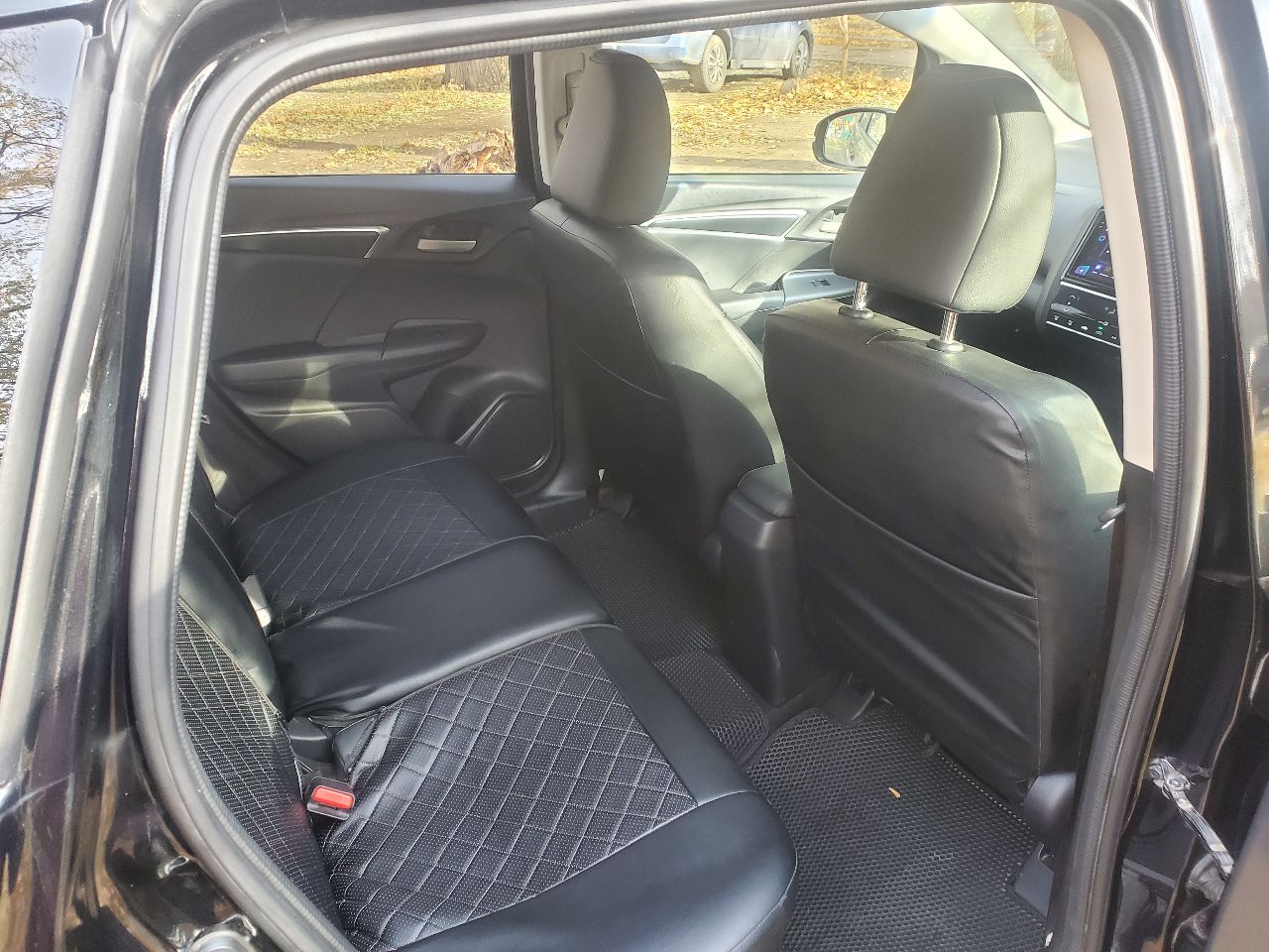 Продам honda fit в кузове gp5 hybrid 2014 г. резвый и экономичный городской автомобиль в хорошем состоянии. привозил для себя, купил в японии в июле 2023г. с пробегом 53000 км. в рф с сентября 2023г. один хозяин. максимальная комплектация l: кнопка start/stop, тонировка задних стекол, круиз контроль. бесключевой доступ, 2 ключа. сенсорный автоматический климат контроль, родной головной свет led, кожаный мультируль. комбинированные сиденья: эко-кожа + ткань, задний ряд складывается в ровный пол. собственные доработки: поставил комплект девайсов от teyes: магнитола cc3 2k, камера заднего вида ts86 ahd 1080р, видеорегистратор x5 dvr full hd 1080p. в базовой комплектации имелось 2 передних динамика, поставил еще 2 динамика в пассажирские двери для объемности звука. 2 комплекта ковриков: оригинальный резиновый honda и докупал коврики eva на зиму. 2 комплекта резины bridgestone. чехлы на сиденья из эко-кожи. на 60000 км было произведено второе то: замена масла в двс, все фильтры, щетки дворников. была замена свечей (по регламенту нужно было, хотя необходимости в этом не было), родные свечи остались. из минусов: есть небольшие сколы и царапины на пластиковых элементах верхних частей передних дверей. на капоте вмятина от палки во время сильной бури. под полную покраску никаких деталей нет. так пришло с японии: трещина на центральном туннели со стороны пассажира и потертость возле ручки кпп со стороны водителя, загнут воздухозаборник на торпедо. только мессенджеры: +7 (918) 464-74-75 только звонки : +7 (949) 702-32-14 цена 1,5 млн. руб. обмены и доплаты не рассматриваю. торг у капота. - фотография - 16