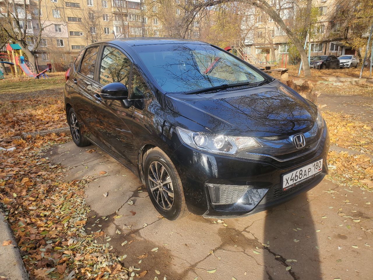 Продам honda fit в кузове gp5 hybrid 2014 г. резвый и экономичный городской автомобиль в хорошем состоянии. привозил для себя, купил в японии в июле 2023г. с пробегом 53000 км. в рф с сентября 2023г. один хозяин. максимальная комплектация l: кнопка start/stop, тонировка задних стекол, круиз контроль. бесключевой доступ, 2 ключа. сенсорный автоматический климат контроль, родной головной свет led, кожаный мультируль. комбинированные сиденья: эко-кожа + ткань, задний ряд складывается в ровный пол. собственные доработки: поставил комплект девайсов от teyes: магнитола cc3 2k, камера заднего вида ts86 ahd 1080р, видеорегистратор x5 dvr full hd 1080p. в базовой комплектации имелось 2 передних динамика, поставил еще 2 динамика в пассажирские двери для объемности звука. 2 комплекта ковриков: оригинальный резиновый honda и докупал коврики eva на зиму. 2 комплекта резины bridgestone. чехлы на сиденья из эко-кожи. на 60000 км было произведено второе то: замена масла в двс, все фильтры, щетки дворников. была замена свечей (по регламенту нужно было, хотя необходимости в этом не было), родные свечи остались. из минусов: есть небольшие сколы и царапины на пластиковых элементах верхних частей передних дверей. на капоте вмятина от палки во время сильной бури. под полную покраску никаких деталей нет. так пришло с японии: трещина на центральном туннели со стороны пассажира и потертость возле ручки кпп со стороны водителя, загнут воздухозаборник на торпедо. только мессенджеры: +7 (918) 464-74-75 только звонки : +7 (949) 702-32-14 цена 1,5 млн. руб. обмены и доплаты не рассматриваю. торг у капота. - фотография - 8