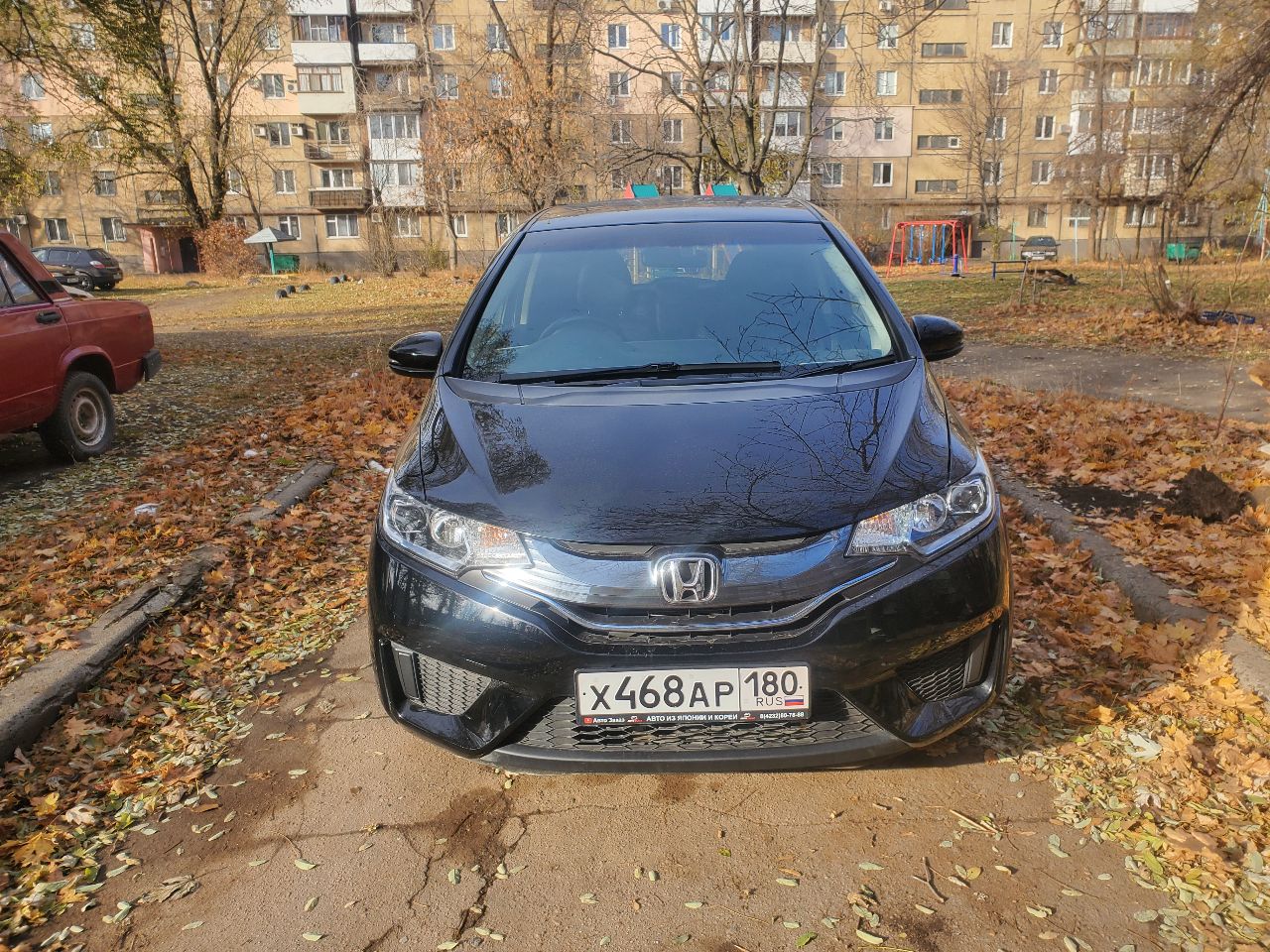Продам honda fit в кузове gp5 hybrid 2014 г. резвый и экономичный городской автомобиль в хорошем состоянии. привозил для себя, купил в японии в июле 2023г. с пробегом 53000 км. в рф с сентября 2023г. один хозяин. максимальная комплектация l: кнопка start/stop, тонировка задних стекол, круиз контроль. бесключевой доступ, 2 ключа. сенсорный автоматический климат контроль, родной головной свет led, кожаный мультируль. комбинированные сиденья: эко-кожа + ткань, задний ряд складывается в ровный пол. собственные доработки: поставил комплект девайсов от teyes: магнитола cc3 2k, камера заднего вида ts86 ahd 1080р, видеорегистратор x5 dvr full hd 1080p. в базовой комплектации имелось 2 передних динамика, поставил еще 2 динамика в пассажирские двери для объемности звука. 2 комплекта ковриков: оригинальный резиновый honda и докупал коврики eva на зиму. 2 комплекта резины bridgestone. чехлы на сиденья из эко-кожи. на 60000 км было произведено второе то: замена масла в двс, все фильтры, щетки дворников. была замена свечей (по регламенту нужно было, хотя необходимости в этом не было), родные свечи остались. из минусов: есть небольшие сколы и царапины на пластиковых элементах верхних частей передних дверей. на капоте вмятина от палки во время сильной бури. под полную покраску никаких деталей нет. так пришло с японии: трещина на центральном туннели со стороны пассажира и потертость возле ручки кпп со стороны водителя, загнут воздухозаборник на торпедо. только мессенджеры: +7 (918) 464-74-75 только звонки : +7 (949) 702-32-14 цена 1,5 млн. руб. обмены и доплаты не рассматриваю. торг у капота. - фотография - 2