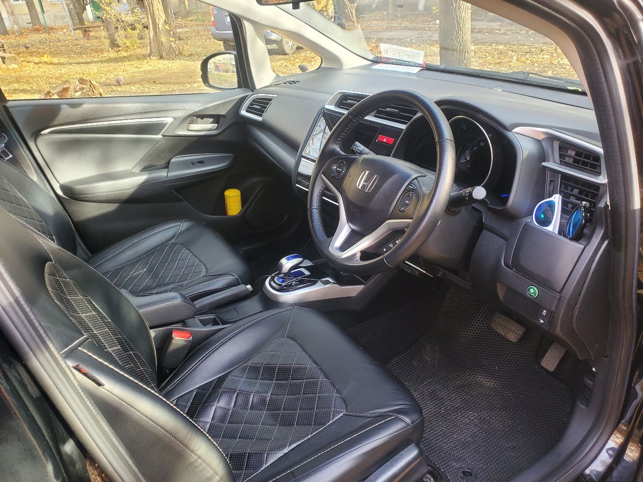 Продам honda fit в кузове gp5 hybrid 2014 г. резвый и экономичный городской автомобиль в хорошем состоянии. привозил для себя, купил в японии в июле 2023г. с пробегом 53000 км. в рф с сентября 2023г. один хозяин. максимальная комплектация l: кнопка start/stop, тонировка задних стекол, круиз контроль. бесключевой доступ, 2 ключа. сенсорный автоматический климат контроль, родной головной свет led, кожаный мультируль. комбинированные сиденья: эко-кожа + ткань, задний ряд складывается в ровный пол. собственные доработки: поставил комплект девайсов от teyes: магнитола cc3 2k, камера заднего вида ts86 ahd 1080р, видеорегистратор x5 dvr full hd 1080p. в базовой комплектации имелось 2 передних динамика, поставил еще 2 динамика в пассажирские двери для объемности звука. 2 комплекта ковриков: оригинальный резиновый honda и докупал коврики eva на зиму. 2 комплекта резины bridgestone. чехлы на сиденья из эко-кожи. на 60000 км было произведено второе то: замена масла в двс, все фильтры, щетки дворников. была замена свечей (по регламенту нужно было, хотя необходимости в этом не было), родные свечи остались. из минусов: есть небольшие сколы и царапины на пластиковых элементах верхних частей передних дверей. на капоте вмятина от палки во время сильной бури. под полную покраску никаких деталей нет. так пришло с японии: трещина на центральном туннели со стороны пассажира и потертость возле ручки кпп со стороны водителя, загнут воздухозаборник на торпедо. только мессенджеры: +7 (918) 464-74-75 только звонки : +7 (949) 702-32-14 цена 1,5 млн. руб. обмены и доплаты не рассматриваю. торг у капота. - фотография - 9