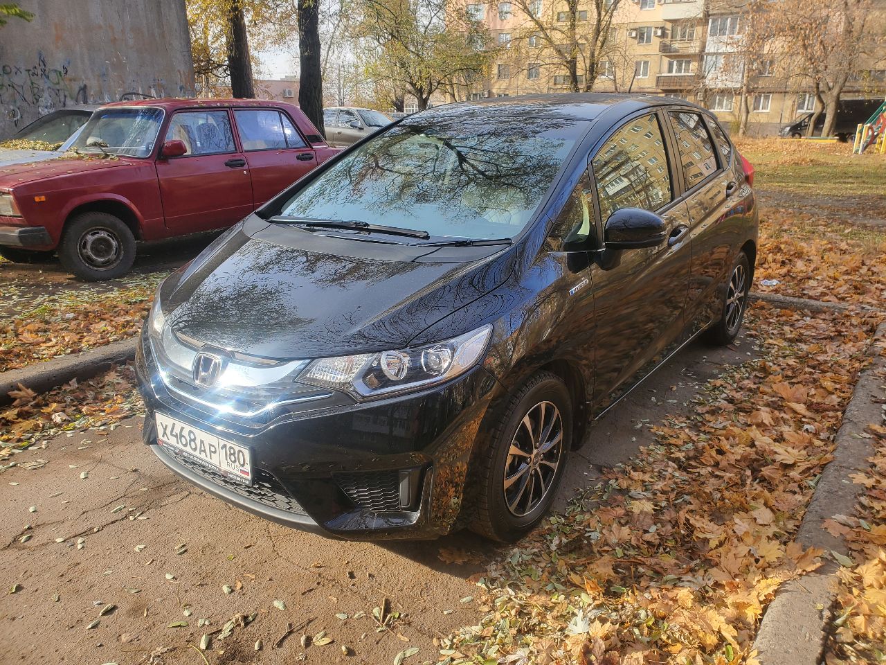 Продам honda fit в кузове gp5 hybrid 2014 г. резвый и экономичный городской автомобиль в хорошем состоянии. привозил для себя, купил в японии в июле 2023г. с пробегом 53000 км. в рф с сентября 2023г. один хозяин. максимальная комплектация l: кнопка start/stop, тонировка задних стекол, круиз контроль. бесключевой доступ, 2 ключа. сенсорный автоматический климат контроль, родной головной свет led, кожаный мультируль. комбинированные сиденья: эко-кожа + ткань, задний ряд складывается в ровный пол. собственные доработки: поставил комплект девайсов от teyes: магнитола cc3 2k, камера заднего вида ts86 ahd 1080р, видеорегистратор x5 dvr full hd 1080p. в базовой комплектации имелось 2 передних динамика, поставил еще 2 динамика в пассажирские двери для объемности звука. 2 комплекта ковриков: оригинальный резиновый honda и докупал коврики eva на зиму. 2 комплекта резины bridgestone. чехлы на сиденья из эко-кожи. на 60000 км было произведено второе то: замена масла в двс, все фильтры, щетки дворников. была замена свечей (по регламенту нужно было, хотя необходимости в этом не было), родные свечи остались. из минусов: есть небольшие сколы и царапины на пластиковых элементах верхних частей передних дверей. на капоте вмятина от палки во время сильной бури. под полную покраску никаких деталей нет. так пришло с японии: трещина на центральном туннели со стороны пассажира и потертость возле ручки кпп со стороны водителя, загнут воздухозаборник на торпедо. только мессенджеры: +7 (918) 464-74-75 только звонки : +7 (949) 702-32-14 цена 1,5 млн. руб. обмены и доплаты не рассматриваю. торг у капота. - фотография - 3