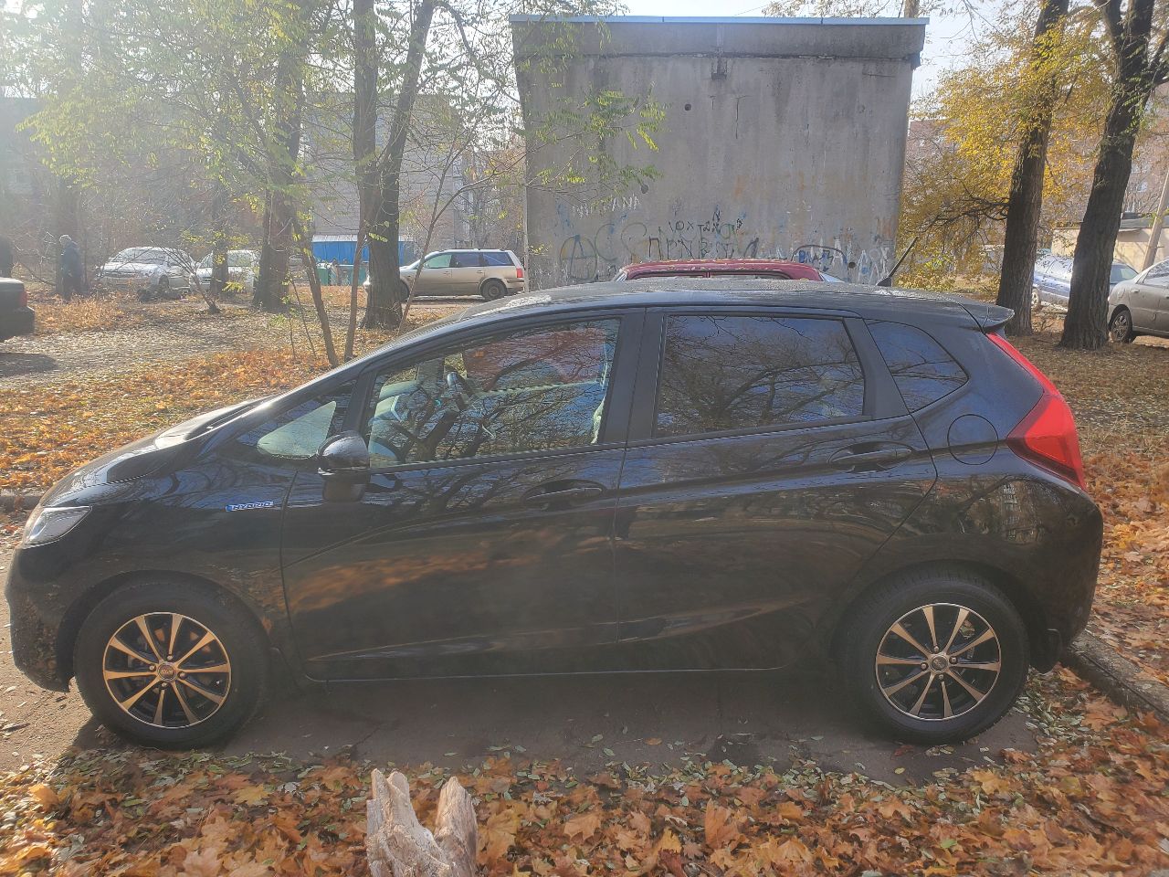 Продам honda fit в кузове gp5 hybrid 2014 г. резвый и экономичный городской автомобиль в хорошем состоянии. привозил для себя, купил в японии в июле 2023г. с пробегом 53000 км. в рф с сентября 2023г. один хозяин. максимальная комплектация l: кнопка start/stop, тонировка задних стекол, круиз контроль. бесключевой доступ, 2 ключа. сенсорный автоматический климат контроль, родной головной свет led, кожаный мультируль. комбинированные сиденья: эко-кожа + ткань, задний ряд складывается в ровный пол. собственные доработки: поставил комплект девайсов от teyes: магнитола cc3 2k, камера заднего вида ts86 ahd 1080р, видеорегистратор x5 dvr full hd 1080p. в базовой комплектации имелось 2 передних динамика, поставил еще 2 динамика в пассажирские двери для объемности звука. 2 комплекта ковриков: оригинальный резиновый honda и докупал коврики eva на зиму. 2 комплекта резины bridgestone. чехлы на сиденья из эко-кожи. на 60000 км было произведено второе то: замена масла в двс, все фильтры, щетки дворников. была замена свечей (по регламенту нужно было, хотя необходимости в этом не было), родные свечи остались. из минусов: есть небольшие сколы и царапины на пластиковых элементах верхних частей передних дверей. на капоте вмятина от палки во время сильной бури. под полную покраску никаких деталей нет. так пришло с японии: трещина на центральном туннели со стороны пассажира и потертость возле ручки кпп со стороны водителя, загнут воздухозаборник на торпедо. только мессенджеры: +7 (918) 464-74-75 только звонки : +7 (949) 702-32-14 цена 1,5 млн. руб. обмены и доплаты не рассматриваю. торг у капота. - фотография - 4