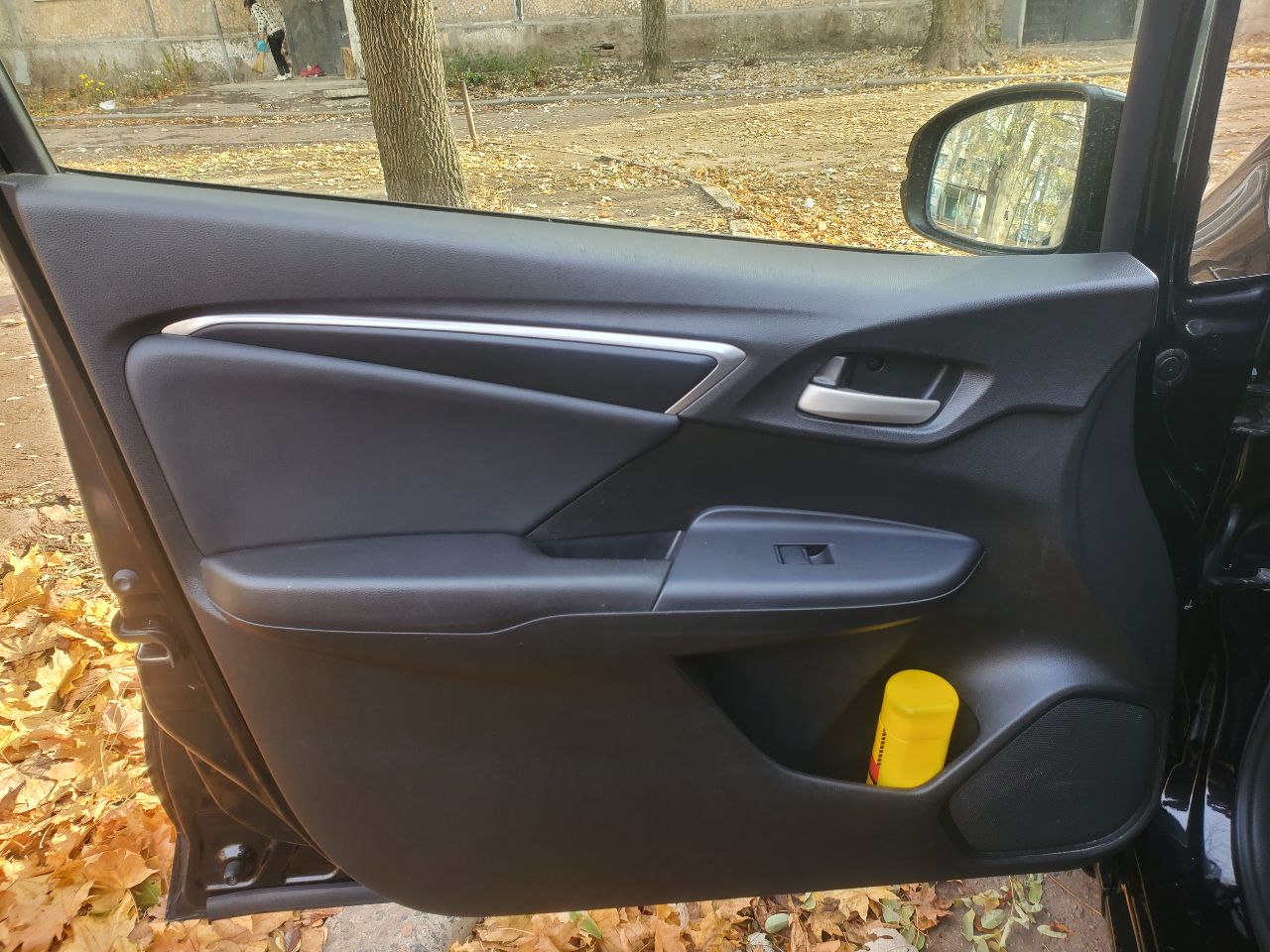 Продам honda fit в кузове gp5 hybrid 2014 г. резвый и экономичный городской автомобиль в хорошем состоянии. привозил для себя, купил в японии в июле 2023г. с пробегом 53000 км. в рф с сентября 2023г. один хозяин. максимальная комплектация l: кнопка start/stop, тонировка задних стекол, круиз контроль. бесключевой доступ, 2 ключа. сенсорный автоматический климат контроль, родной головной свет led, кожаный мультируль. комбинированные сиденья: эко-кожа + ткань, задний ряд складывается в ровный пол. собственные доработки: поставил комплект девайсов от teyes: магнитола cc3 2k, камера заднего вида ts86 ahd 1080р, видеорегистратор x5 dvr full hd 1080p. в базовой комплектации имелось 2 передних динамика, поставил еще 2 динамика в пассажирские двери для объемности звука. 2 комплекта ковриков: оригинальный резиновый honda и докупал коврики eva на зиму. 2 комплекта резины bridgestone. чехлы на сиденья из эко-кожи. на 60000 км было произведено второе то: замена масла в двс, все фильтры, щетки дворников. была замена свечей (по регламенту нужно было, хотя необходимости в этом не было), родные свечи остались. из минусов: есть небольшие сколы и царапины на пластиковых элементах верхних частей передних дверей. на капоте вмятина от палки во время сильной бури. под полную покраску никаких деталей нет. так пришло с японии: трещина на центральном туннели со стороны пассажира и потертость возле ручки кпп со стороны водителя, загнут воздухозаборник на торпедо. только мессенджеры: +7 (918) 464-74-75 только звонки : +7 (949) 702-32-14 цена 1,5 млн. руб. обмены и доплаты не рассматриваю. торг у капота. - фотография - 19