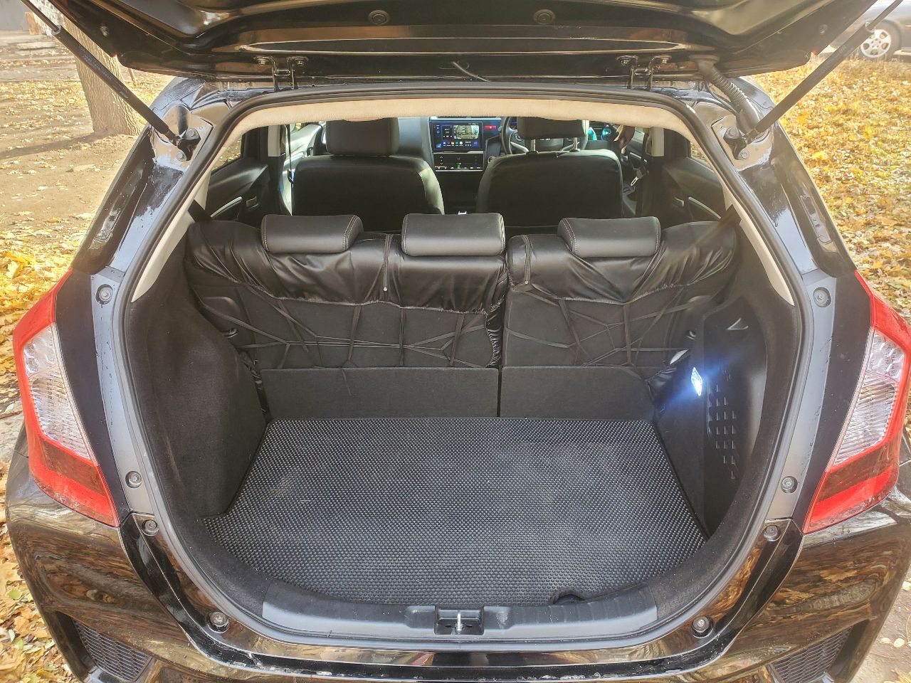 Продам honda fit в кузове gp5 hybrid 2014 г. резвый и экономичный городской автомобиль в хорошем состоянии. привозил для себя, купил в японии в июле 2023г. с пробегом 53000 км. в рф с сентября 2023г. один хозяин. максимальная комплектация l: кнопка start/stop, тонировка задних стекол, круиз контроль. бесключевой доступ, 2 ключа. сенсорный автоматический климат контроль, родной головной свет led, кожаный мультируль. комбинированные сиденья: эко-кожа + ткань, задний ряд складывается в ровный пол. собственные доработки: поставил комплект девайсов от teyes: магнитола cc3 2k, камера заднего вида ts86 ahd 1080р, видеорегистратор x5 dvr full hd 1080p. в базовой комплектации имелось 2 передних динамика, поставил еще 2 динамика в пассажирские двери для объемности звука. 2 комплекта ковриков: оригинальный резиновый honda и докупал коврики eva на зиму. 2 комплекта резины bridgestone. чехлы на сиденья из эко-кожи. на 60000 км было произведено второе то: замена масла в двс, все фильтры, щетки дворников. была замена свечей (по регламенту нужно было, хотя необходимости в этом не было), родные свечи остались. из минусов: есть небольшие сколы и царапины на пластиковых элементах верхних частей передних дверей. на капоте вмятина от палки во время сильной бури. под полную покраску никаких деталей нет. так пришло с японии: трещина на центральном туннели со стороны пассажира и потертость возле ручки кпп со стороны водителя, загнут воздухозаборник на торпедо. только мессенджеры: +7 (918) 464-74-75 только звонки : +7 (949) 702-32-14 цена 1,5 млн. руб. обмены и доплаты не рассматриваю. торг у капота. - фотография - 25