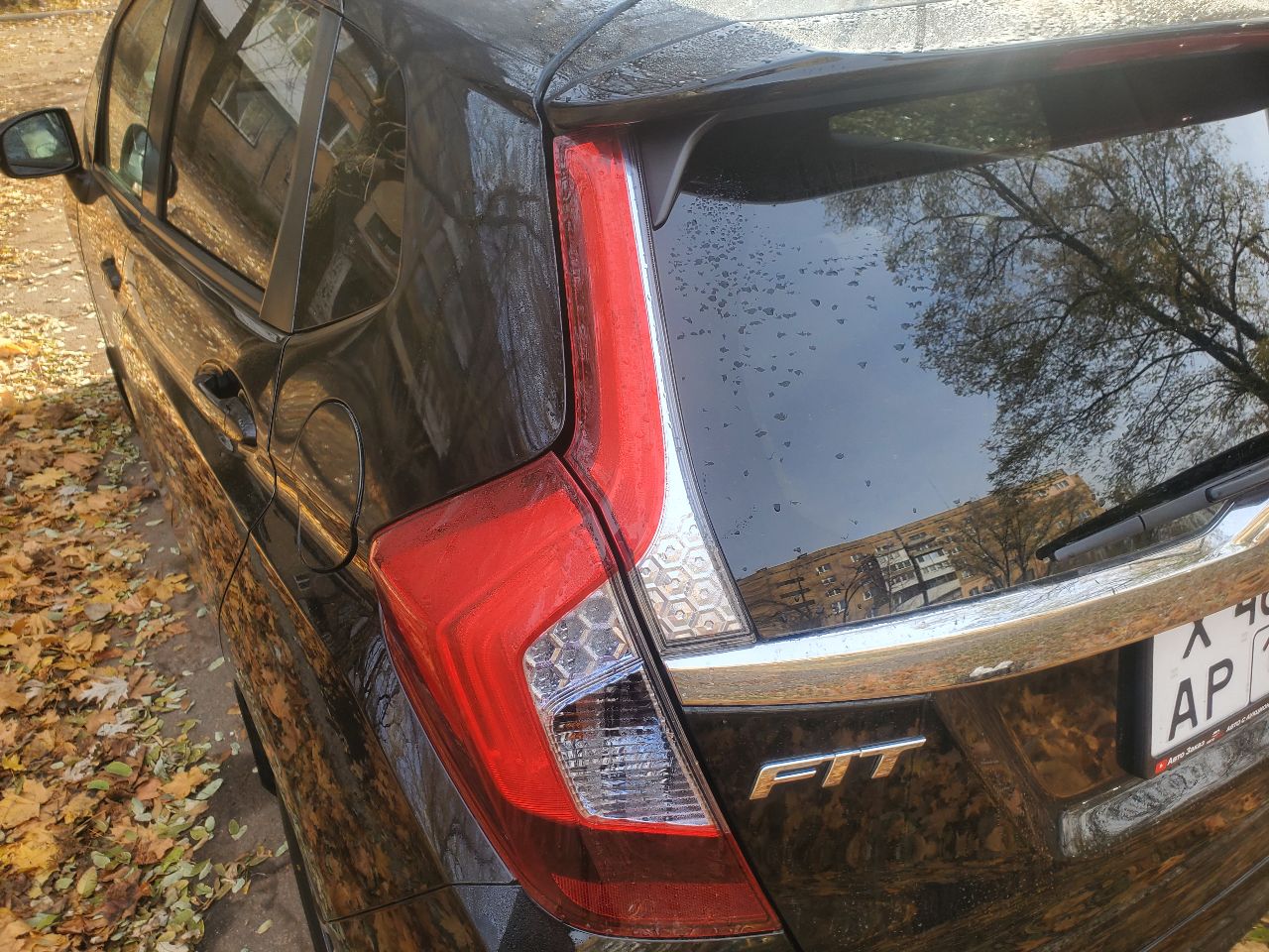 Продам honda fit в кузове gp5 hybrid 2014 г. резвый и экономичный городской автомобиль в хорошем состоянии. привозил для себя, купил в японии в июле 2023г. с пробегом 53000 км. в рф с сентября 2023г. один хозяин. максимальная комплектация l: кнопка start/stop, тонировка задних стекол, круиз контроль. бесключевой доступ, 2 ключа. сенсорный автоматический климат контроль, родной головной свет led, кожаный мультируль. комбинированные сиденья: эко-кожа + ткань, задний ряд складывается в ровный пол. собственные доработки: поставил комплект девайсов от teyes: магнитола cc3 2k, камера заднего вида ts86 ahd 1080р, видеорегистратор x5 dvr full hd 1080p. в базовой комплектации имелось 2 передних динамика, поставил еще 2 динамика в пассажирские двери для объемности звука. 2 комплекта ковриков: оригинальный резиновый honda и докупал коврики eva на зиму. 2 комплекта резины bridgestone. чехлы на сиденья из эко-кожи. на 60000 км было произведено второе то: замена масла в двс, все фильтры, щетки дворников. была замена свечей (по регламенту нужно было, хотя необходимости в этом не было), родные свечи остались. из минусов: есть небольшие сколы и царапины на пластиковых элементах верхних частей передних дверей. на капоте вмятина от палки во время сильной бури. под полную покраску никаких деталей нет. так пришло с японии: трещина на центральном туннели со стороны пассажира и потертость возле ручки кпп со стороны водителя, загнут воздухозаборник на торпедо. только мессенджеры: +7 (918) 464-74-75 только звонки : +7 (949) 702-32-14 цена 1,5 млн. руб. обмены и доплаты не рассматриваю. торг у капота. - фотография - 23