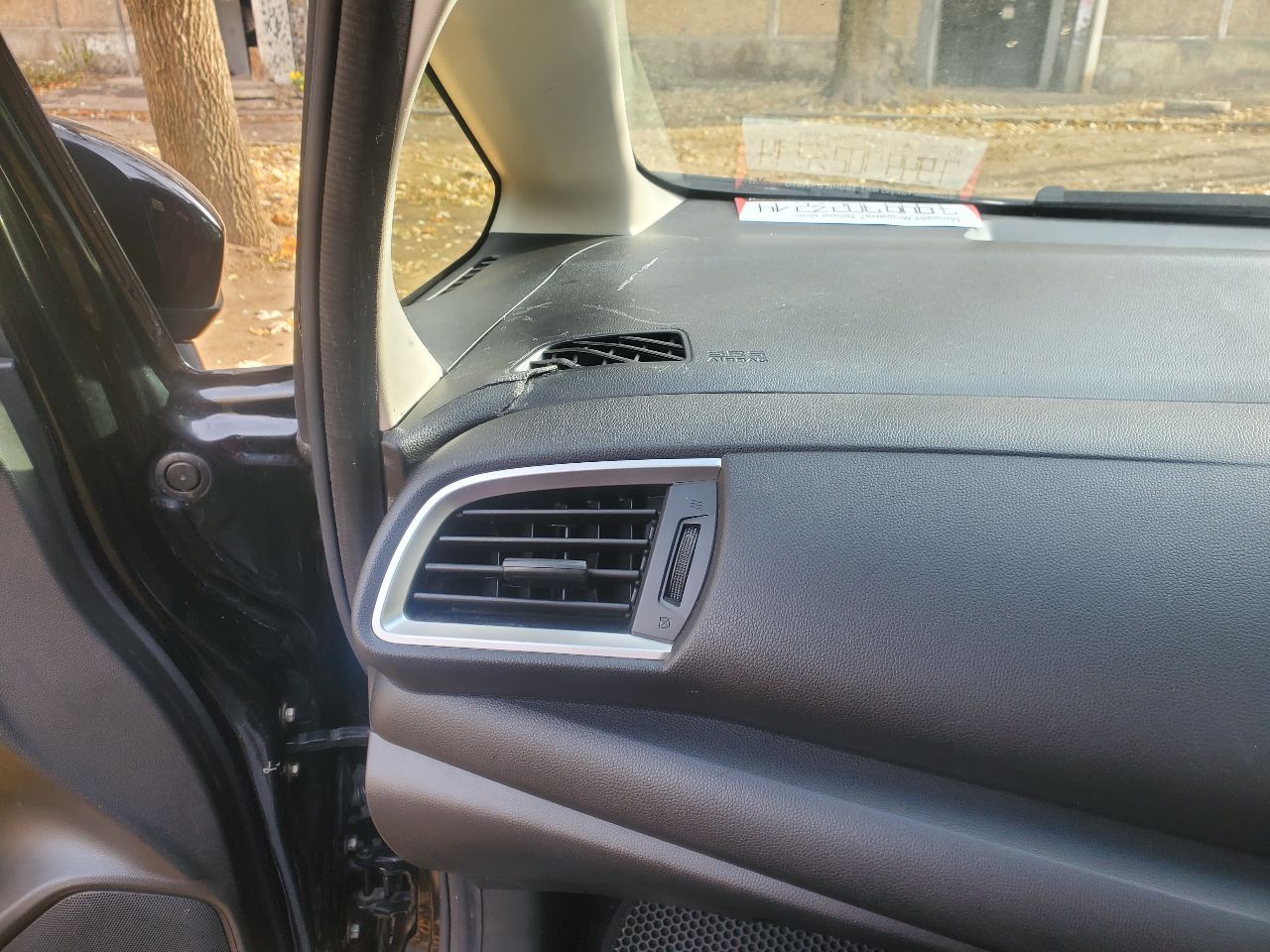 Продам honda fit в кузове gp5 hybrid 2014 г. резвый и экономичный городской автомобиль в хорошем состоянии. привозил для себя, купил в японии в июле 2023г. с пробегом 53000 км. в рф с сентября 2023г. один хозяин. максимальная комплектация l: кнопка start/stop, тонировка задних стекол, круиз контроль. бесключевой доступ, 2 ключа. сенсорный автоматический климат контроль, родной головной свет led, кожаный мультируль. комбинированные сиденья: эко-кожа + ткань, задний ряд складывается в ровный пол. собственные доработки: поставил комплект девайсов от teyes: магнитола cc3 2k, камера заднего вида ts86 ahd 1080р, видеорегистратор x5 dvr full hd 1080p. в базовой комплектации имелось 2 передних динамика, поставил еще 2 динамика в пассажирские двери для объемности звука. 2 комплекта ковриков: оригинальный резиновый honda и докупал коврики eva на зиму. 2 комплекта резины bridgestone. чехлы на сиденья из эко-кожи. на 60000 км было произведено второе то: замена масла в двс, все фильтры, щетки дворников. была замена свечей (по регламенту нужно было, хотя необходимости в этом не было), родные свечи остались. из минусов: есть небольшие сколы и царапины на пластиковых элементах верхних частей передних дверей. на капоте вмятина от палки во время сильной бури. под полную покраску никаких деталей нет. так пришло с японии: трещина на центральном туннели со стороны пассажира и потертость возле ручки кпп со стороны водителя, загнут воздухозаборник на торпедо. только мессенджеры: +7 (918) 464-74-75 только звонки : +7 (949) 702-32-14 цена 1,5 млн. руб. обмены и доплаты не рассматриваю. торг у капота. - фотография - 13