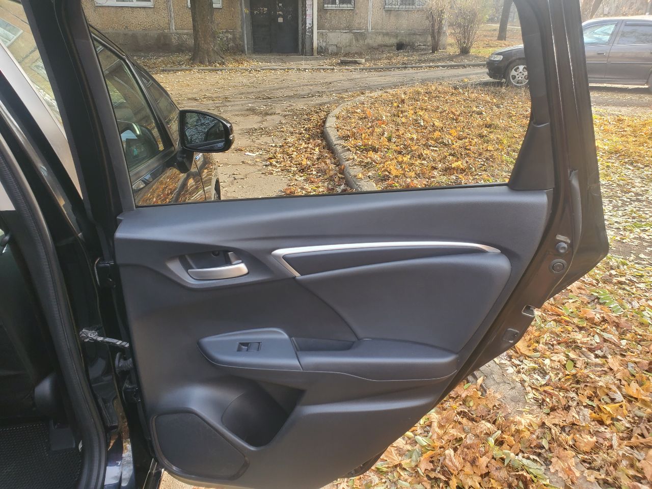 Продам honda fit в кузове gp5 hybrid 2014 г. резвый и экономичный городской автомобиль в хорошем состоянии. привозил для себя, купил в японии в июле 2023г. с пробегом 53000 км. в рф с сентября 2023г. один хозяин. максимальная комплектация l: кнопка start/stop, тонировка задних стекол, круиз контроль. бесключевой доступ, 2 ключа. сенсорный автоматический климат контроль, родной головной свет led, кожаный мультируль. комбинированные сиденья: эко-кожа + ткань, задний ряд складывается в ровный пол. собственные доработки: поставил комплект девайсов от teyes: магнитола cc3 2k, камера заднего вида ts86 ahd 1080р, видеорегистратор x5 dvr full hd 1080p. в базовой комплектации имелось 2 передних динамика, поставил еще 2 динамика в пассажирские двери для объемности звука. 2 комплекта ковриков: оригинальный резиновый honda и докупал коврики eva на зиму. 2 комплекта резины bridgestone. чехлы на сиденья из эко-кожи. на 60000 км было произведено второе то: замена масла в двс, все фильтры, щетки дворников. была замена свечей (по регламенту нужно было, хотя необходимости в этом не было), родные свечи остались. из минусов: есть небольшие сколы и царапины на пластиковых элементах верхних частей передних дверей. на капоте вмятина от палки во время сильной бури. под полную покраску никаких деталей нет. так пришло с японии: трещина на центральном туннели со стороны пассажира и потертость возле ручки кпп со стороны водителя, загнут воздухозаборник на торпедо. только мессенджеры: +7 (918) 464-74-75 только звонки : +7 (949) 702-32-14 цена 1,5 млн. руб. обмены и доплаты не рассматриваю. торг у капота. - фотография - 21