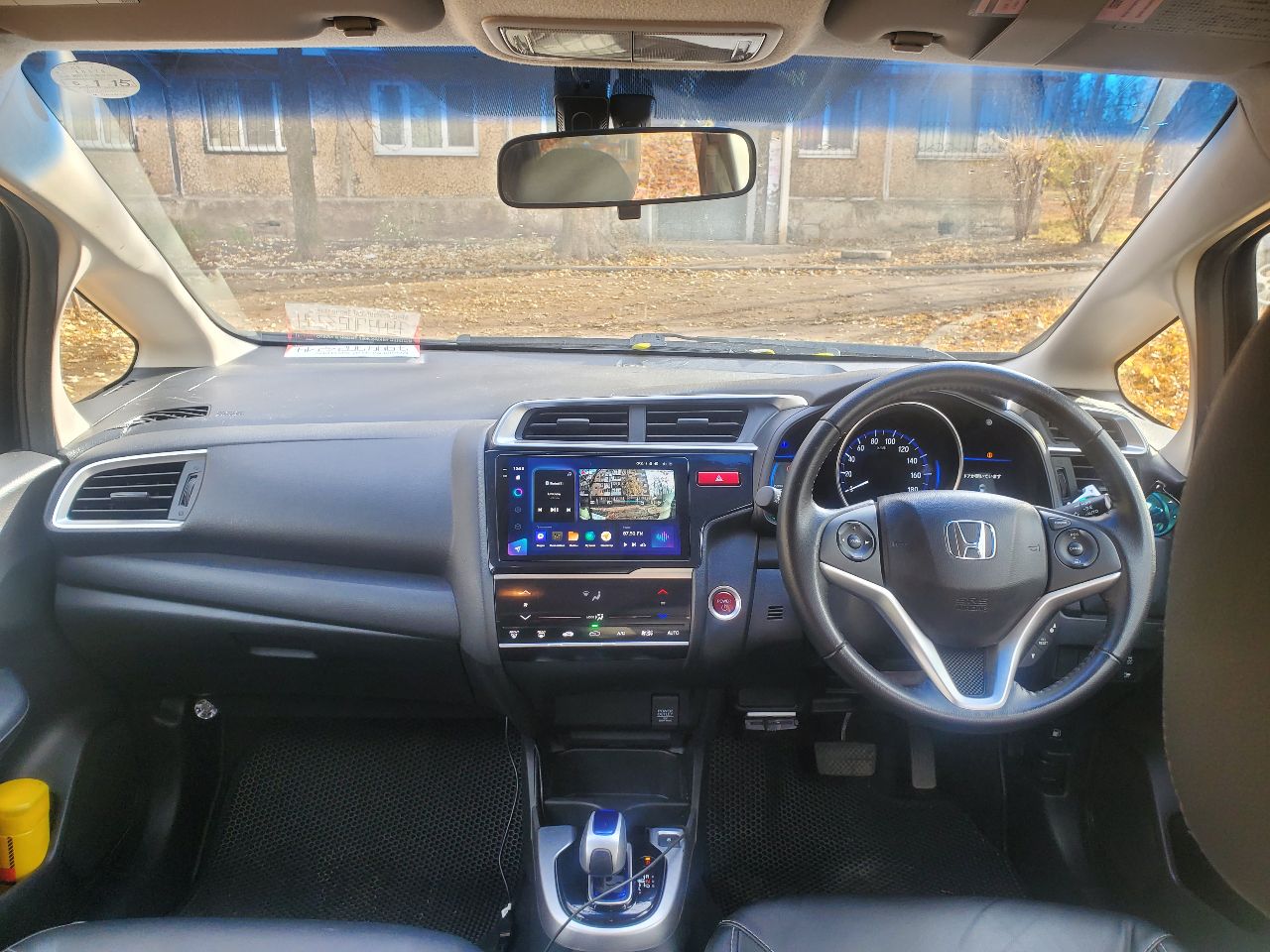 Продам honda fit в кузове gp5 hybrid 2014 г. резвый и экономичный городской автомобиль в хорошем состоянии. привозил для себя, купил в японии в июле 2023г. с пробегом 53000 км. в рф с сентября 2023г. один хозяин. максимальная комплектация l: кнопка start/stop, тонировка задних стекол, круиз контроль. бесключевой доступ, 2 ключа. сенсорный автоматический климат контроль, родной головной свет led, кожаный мультируль. комбинированные сиденья: эко-кожа + ткань, задний ряд складывается в ровный пол. собственные доработки: поставил комплект девайсов от teyes: магнитола cc3 2k, камера заднего вида ts86 ahd 1080р, видеорегистратор x5 dvr full hd 1080p. в базовой комплектации имелось 2 передних динамика, поставил еще 2 динамика в пассажирские двери для объемности звука. 2 комплекта ковриков: оригинальный резиновый honda и докупал коврики eva на зиму. 2 комплекта резины bridgestone. чехлы на сиденья из эко-кожи. на 60000 км было произведено второе то: замена масла в двс, все фильтры, щетки дворников. была замена свечей (по регламенту нужно было, хотя необходимости в этом не было), родные свечи остались. из минусов: есть небольшие сколы и царапины на пластиковых элементах верхних частей передних дверей. на капоте вмятина от палки во время сильной бури. под полную покраску никаких деталей нет. так пришло с японии: трещина на центральном туннели со стороны пассажира и потертость возле ручки кпп со стороны водителя, загнут воздухозаборник на торпедо. только мессенджеры: +7 (918) 464-74-75 только звонки : +7 (949) 702-32-14 цена 1,5 млн. руб. обмены и доплаты не рассматриваю. торг у капота. - фотография - 17