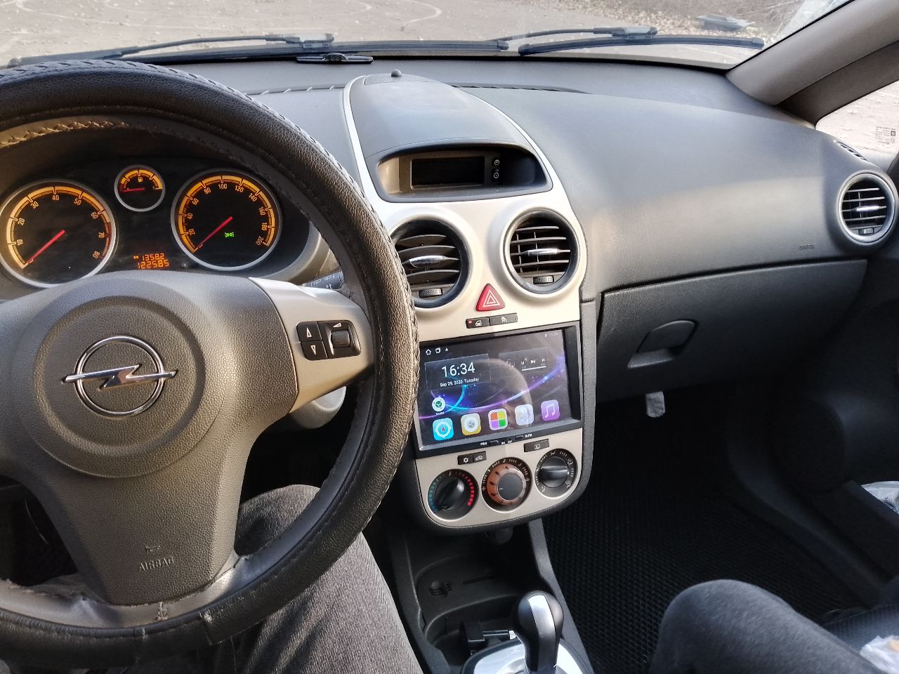 Продам opel corsa 1,2. год выпуска 2007, коробка робот, пробег 123 тыс. км. ( пробег родной, проверяйте любыми приборами). я хозяин, ездила жена. всего три владельца за все время эксплуатации, все девушки. на 118 тыс. км обслуживался блок управления коробкой ( менялись щетки, ломаться больше не чему). на 120 тыс. км. перебралась вся передняя ходовая часть. новые аммортизаторы, отбойники, пружины, стойки стабилизатора, втулки стабилизатора, чаши опорных подшипников, рулевые тяги. заменено масло в двигателе, два датчика кислорода, датчик давления масла. антифриз чистый как слеза. новый аккумулятор, на гарантии 10 месяцев. в техническом плане авто обслужено полностью. единственное не успел заменить масло в коробке. робот работает идеально. авто не новое поэтому по лак окраске есть потертости, сколы, царапины. не одна деталь не красилась, стекла все родные. цена 450000 руб. , торг. резина зима и лето проехала по одному сезону. две последние зимы авто не эксплуатировалось. +79493684849 - фотография - 4