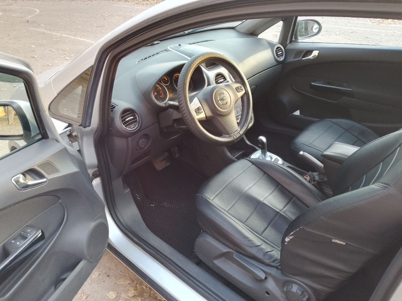 Продам opel corsa 1,2. год выпуска 2007, коробка робот, пробег 123 тыс. км. ( пробег родной, проверяйте любыми приборами). я хозяин, ездила жена. всего три владельца за все время эксплуатации, все девушки. на 118 тыс. км обслуживался блок управления коробкой ( менялись щетки, ломаться больше не чему). на 120 тыс. км. перебралась вся передняя ходовая часть. новые аммортизаторы, отбойники, пружины, стойки стабилизатора, втулки стабилизатора, чаши опорных подшипников, рулевые тяги. заменено масло в двигателе, два датчика кислорода, датчик давления масла. антифриз чистый как слеза. новый аккумулятор, на гарантии 10 месяцев. в техническом плане авто обслужено полностью. единственное не успел заменить масло в коробке. робот работает идеально. авто не новое поэтому по лак окраске есть потертости, сколы, царапины. не одна деталь не красилась, стекла все родные. цена 450000 руб. , торг. резина зима и лето проехала по одному сезону. две последние зимы авто не эксплуатировалось. +79493684849 - фотография - 2