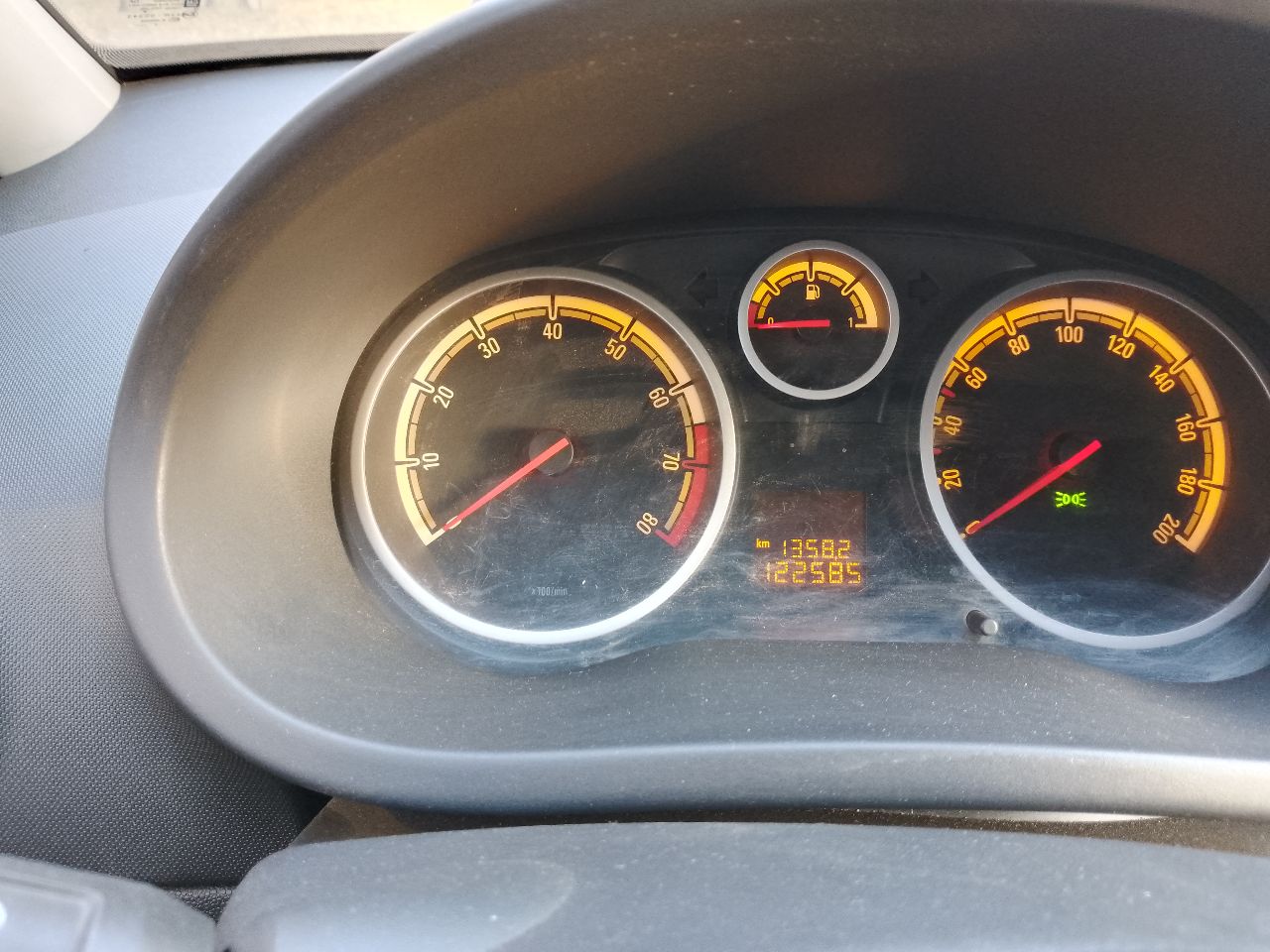 Продам opel corsa 1,2. год выпуска 2007, коробка робот, пробег 123 тыс. км. ( пробег родной, проверяйте любыми приборами). я хозяин, ездила жена. всего три владельца за все время эксплуатации, все девушки. на 118 тыс. км обслуживался блок управления коробкой ( менялись щетки, ломаться больше не чему). на 120 тыс. км. перебралась вся передняя ходовая часть. новые аммортизаторы, отбойники, пружины, стойки стабилизатора, втулки стабилизатора, чаши опорных подшипников, рулевые тяги. заменено масло в двигателе, два датчика кислорода, датчик давления масла. антифриз чистый как слеза. новый аккумулятор, на гарантии 10 месяцев. в техническом плане авто обслужено полностью. единственное не успел заменить масло в коробке. робот работает идеально. авто не новое поэтому по лак окраске есть потертости, сколы, царапины. не одна деталь не красилась, стекла все родные. цена 450000 руб. , торг. резина зима и лето проехала по одному сезону. две последние зимы авто не эксплуатировалось. +79493684849 - фотография - 5