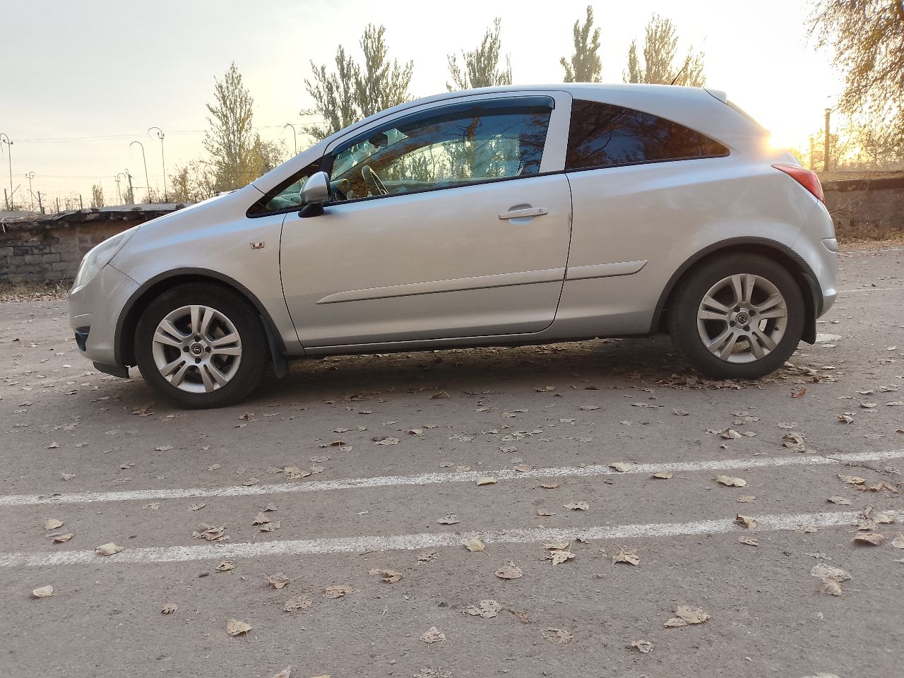 Продам opel corsa 1,2. год выпуска 2007, коробка робот, пробег 123 тыс. км. ( пробег родной, проверяйте любыми приборами). я хозяин, ездила жена. всего три владельца за все время эксплуатации, все девушки. на 118 тыс. км обслуживался блок управления коробкой ( менялись щетки, ломаться больше не чему). на 120 тыс. км. перебралась вся передняя ходовая часть. новые аммортизаторы, отбойники, пружины, стойки стабилизатора, втулки стабилизатора, чаши опорных подшипников, рулевые тяги. заменено масло в двигателе, два датчика кислорода, датчик давления масла. антифриз чистый как слеза. новый аккумулятор, на гарантии 10 месяцев. в техническом плане авто обслужено полностью. единственное не успел заменить масло в коробке. робот работает идеально. авто не новое поэтому по лак окраске есть потертости, сколы, царапины. не одна деталь не красилась, стекла все родные. цена 450000 руб. , торг. резина зима и лето проехала по одному сезону. две последние зимы авто не эксплуатировалось. +79493684849 - фотография - 3
