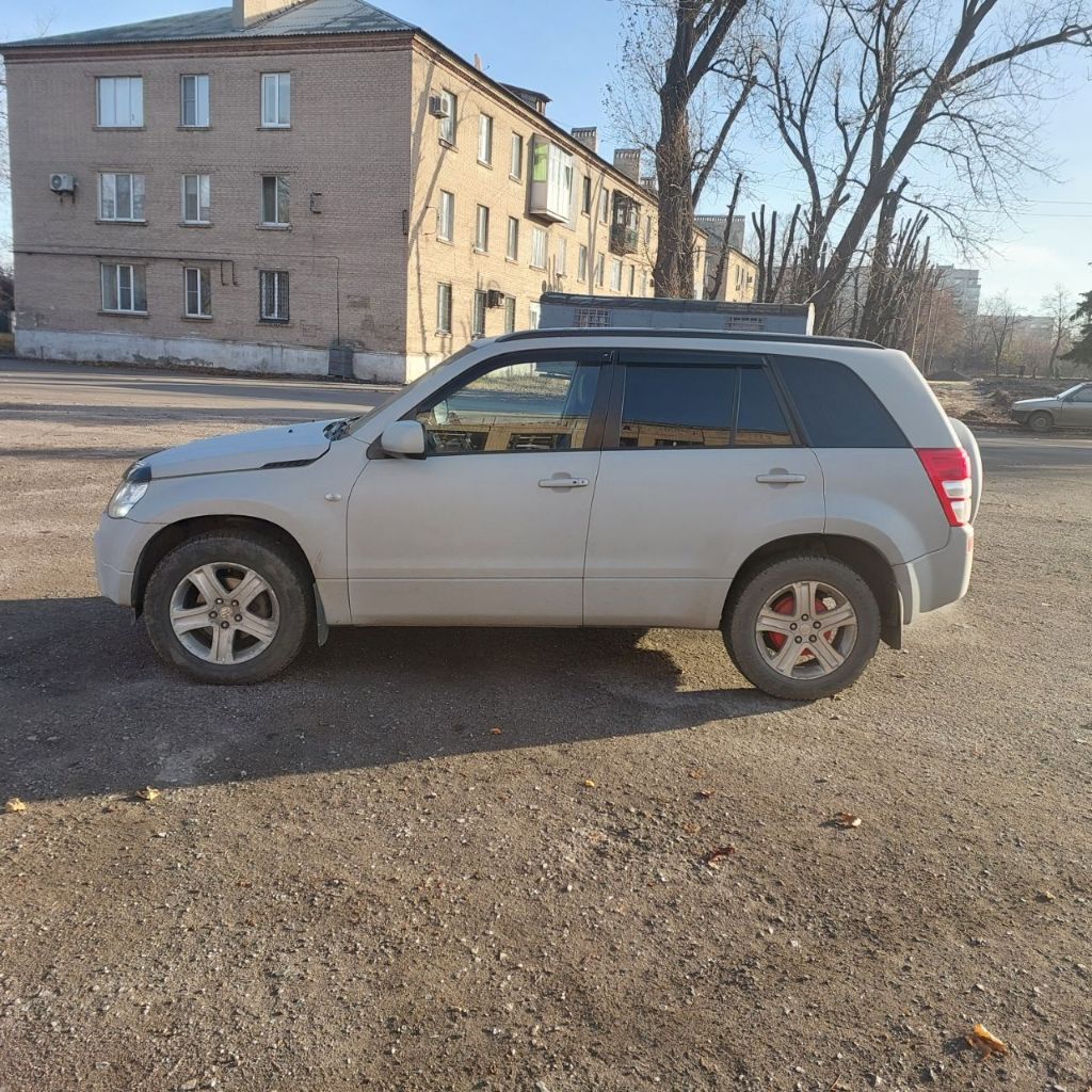 Собственник сузуки гранд витара 2006г акпп 2л 140 🐎, спорт режим полный привод кожаный салон, подогрев перед. сидений, люк. бесключевой доступ abc, esp мультируль электро регулировка и подогрев зеркал, aux и блютуз лэд фары и противотуманки зимняя шипованная резина r17 в подарок покрашена в раптор 900000руб торг +79495864763 - фотография - 4