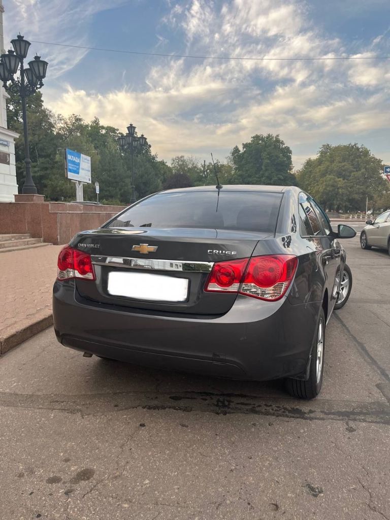 Продам chevrolet cruze 2010 г. в., с обьемом 1.8 мкпп, пробег 192.000 км. состояние хорошее. масло менялось каждые 5 тысяч. за машиной следили. я собственник, местный учет. новая зимняя и летняя резины. цена 599000тыс рос. руб, торг приветствуется, все вопросы по телефону +79497025784. - фотография - 2