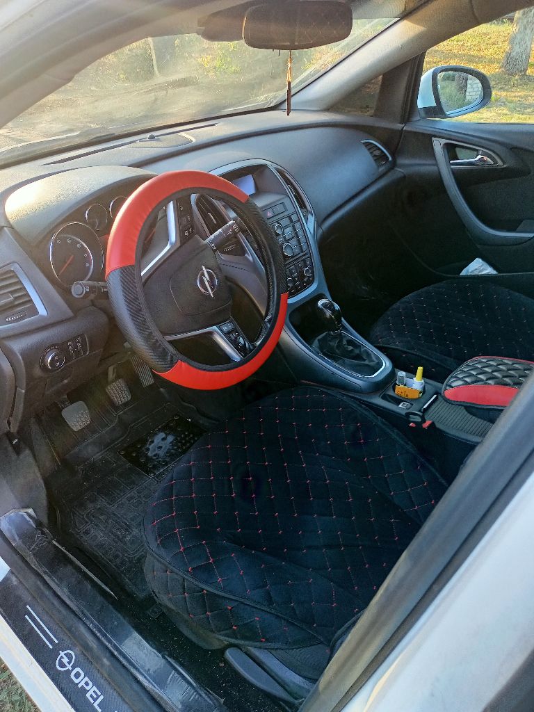 Продам opel astra j, 2013,1,6 мех 5ст, газ/бенз, пробег 197000, два ключа, двухзонный климат, датчик... - фотография