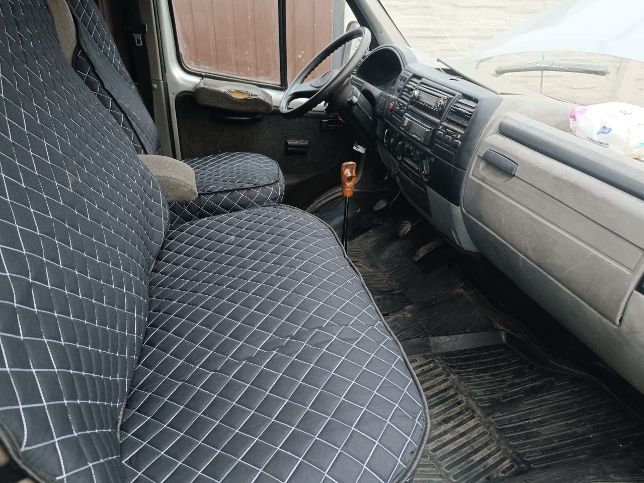 Цена: 350 000 рублей. г. донецк. продам соболь 2008 года. двигатель в хорошем состоянии, ходовая мягкая, ничего не стучит и не гремит, задний мост без посторонних шумов. машина в рабочем состоянии, - сел и поехал. низам дверей нужно уделить внимание. документы в полном порядке. телефон: +79493631397 - фотография - 3