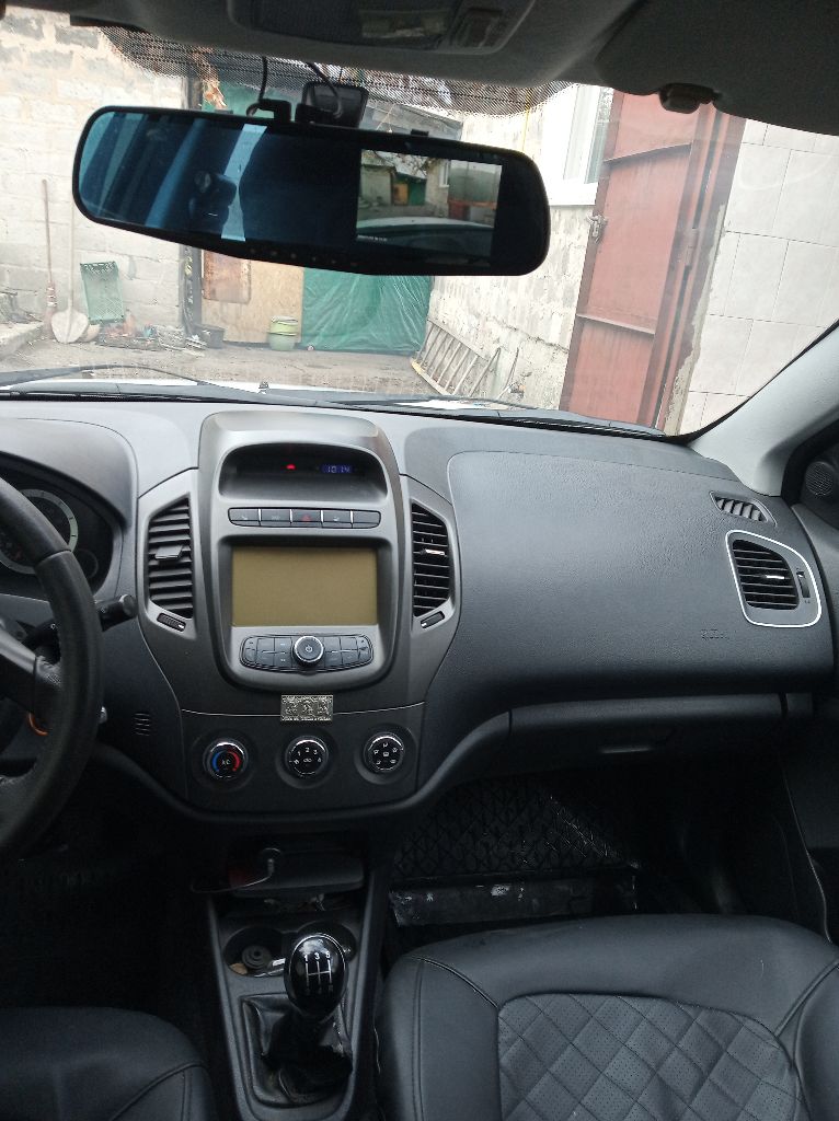 Продаю джили гс6 2015г 1.5л 156350 км комплектация комфорт состояние хорошее двигатель и коробка без нареканий два комплекта резины на новых дисках видиорегистратор чехлы из эко кожи замена масел в коробке и двигателе с фильтром салонный фильтр все ремни грм кондиционера гура генератора замена правого шруза днище обработано и под стойками тоже и установлена новая защита салон не прокуренный в дтп не участвовала документы в порядке без запретов продаю с переоформлением цена 600000 тыс осмотр авто в днр г ясиноватая ул горького 23 все вопросы по телефону +79493315998 - фотография - 5