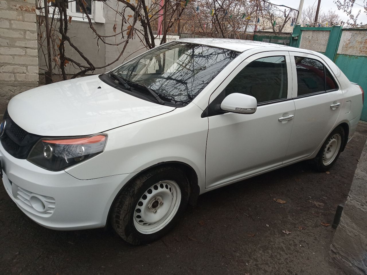 Продаю джили гс6 2015г 1.5л 156350 км комплектация комфорт состояние хорошее двигатель и коробка без нареканий два комплекта резины на новых дисках видиорегистратор чехлы из эко кожи замена масел в коробке и двигателе с фильтром салонный фильтр все ремни грм кондиционера гура генератора замена правого шруза днище обработано и под стойками тоже и установлена новая защита салон не прокуренный в дтп не участвовала документы в порядке без запретов продаю с переоформлением цена 600000 тыс осмотр авто в днр г ясиноватая ул горького 23 все вопросы по телефону +79493315998 - фотография - 2