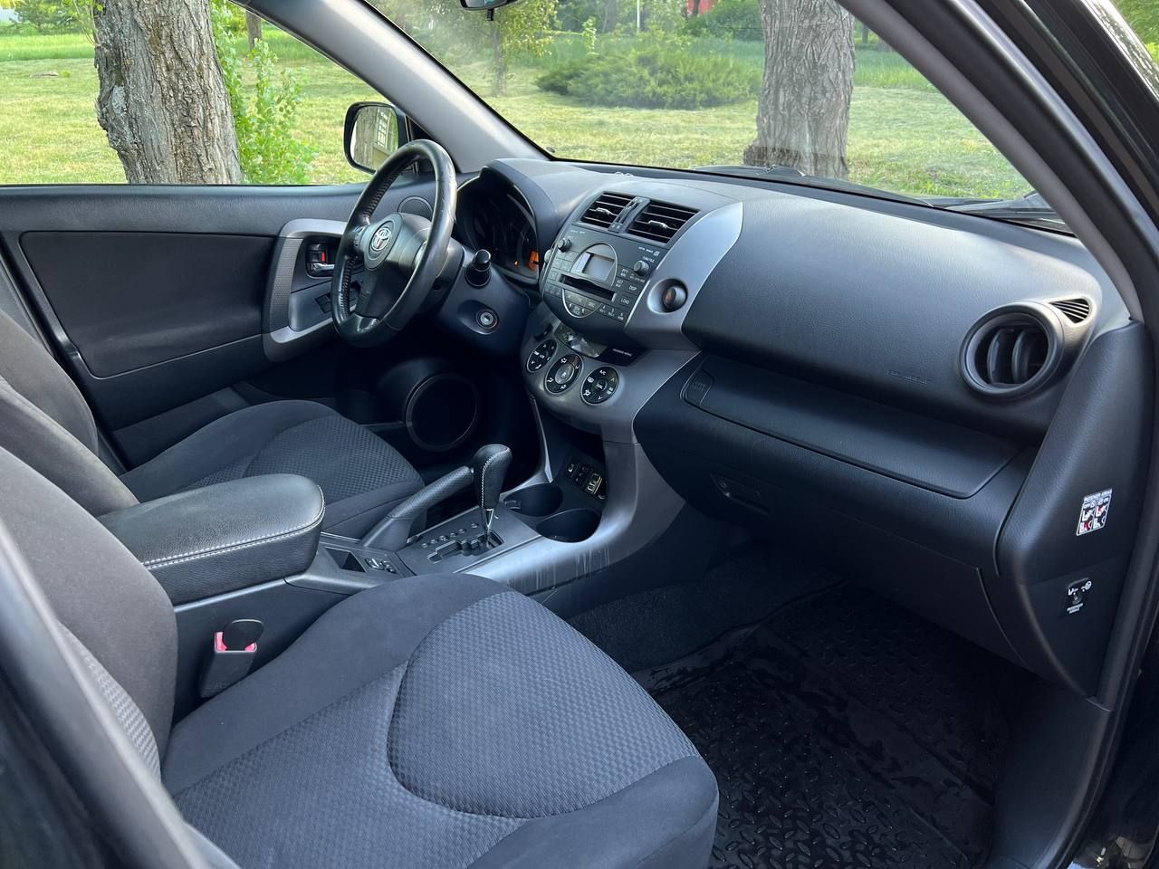 Продам тойота рав 4 2008 года реальный пробег 205000 двигатель 2.0 л. кпп автомат полный привод состояние авто на 4, кузов в отличном состоянии без рыжиков и деформации, салон ходовая в хорошем состоянии, за машину не стыдно на ней ездили только женщины звоните все расскажу два комплекта резины на дисках цена 1250000 торг +79493207147 - фотография - 7