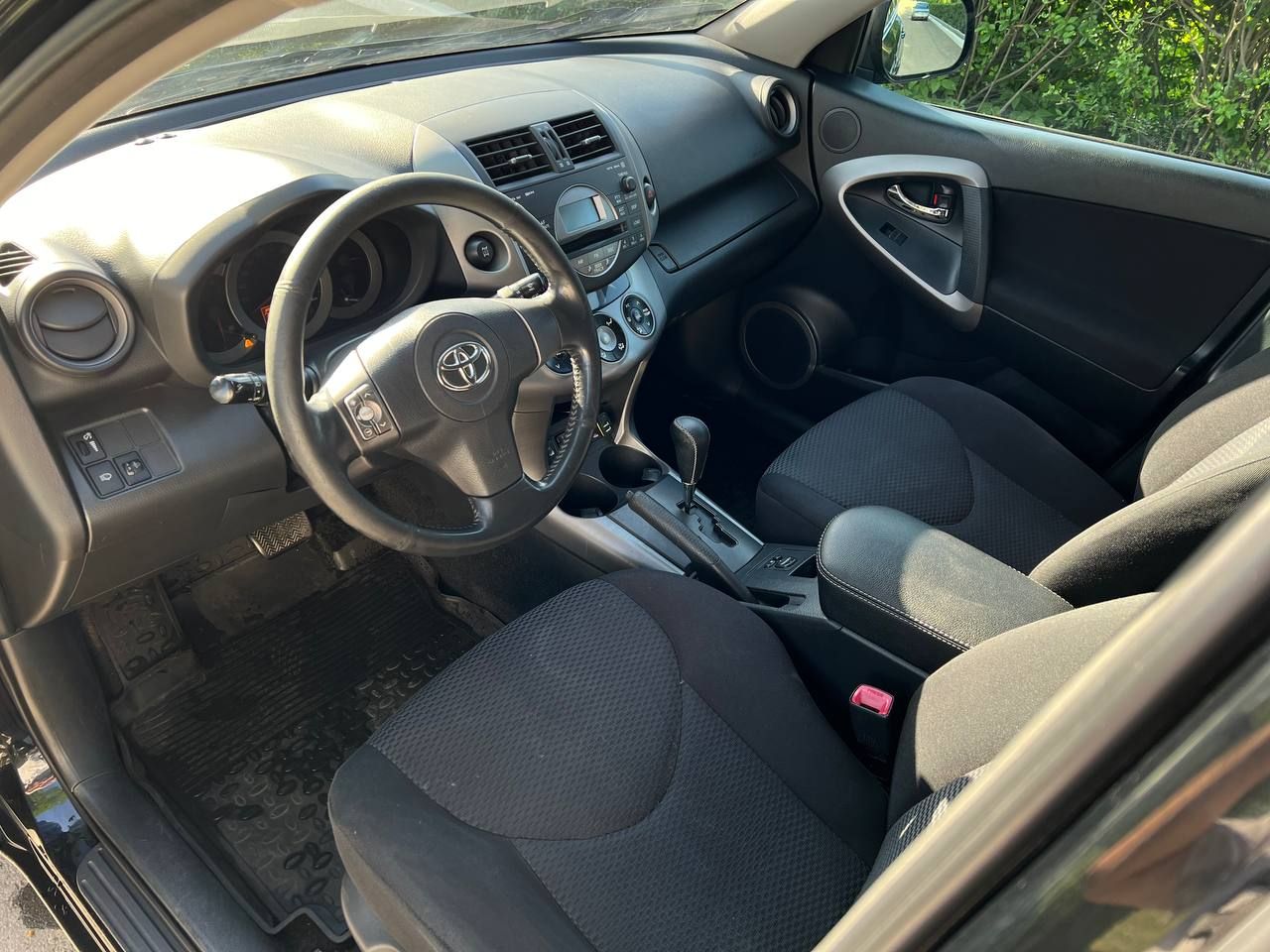 Продам тойота рав 4 2008 года реальный пробег 205000 двигатель 2.0 л. кпп автомат полный привод состояние авто на 4, кузов в отличном состоянии без рыжиков и деформации, салон ходовая в хорошем состоянии, за машину не стыдно на ней ездили только женщины звоните все расскажу два комплекта резины на дисках цена 1250000 торг +79493207147 - фотография - 8