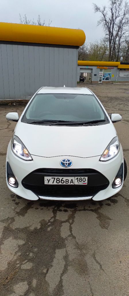 Автомобиль toyota prius aqua правый руль белого цвета, 2020 года выпуска, с пробегом 124 300 километров, в отличном состоянии. автомобиль находится город донецк днр. в птс один владелец, объем двигателя составляет 1,5 литра, мощность 73 лошадиных сил, тип двигателя гибридный, коробка передач автоматическая, привод - передний. автомобиль toyota prius c - это отличный выбор для тех, кто ищет экономичную и экологичную машину, которая сочетает в себе комфорт и стиль. его гибридная система обеспечивает низкий расход топлива. 1490000руб тел. +79493687885 александр - фотография - 7