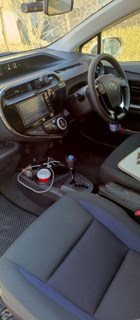 Автомобиль toyota prius aqua правый руль белого цвета, 2020 года выпуска, с пробегом 124 300 километров, в отличном состоянии. автомобиль находится город донецк днр. в птс один владелец, объем двигателя составляет 1,5 литра, мощность 73 лошадиных сил, тип двигателя гибридный, коробка передач автоматическая, привод - передний. автомобиль toyota prius c - это отличный выбор для тех, кто ищет экономичную и экологичную машину, которая сочетает в себе комфорт и стиль. его гибридная система обеспечивает низкий расход топлива. 1490000руб тел. +79493687885 александр - фотография - 6