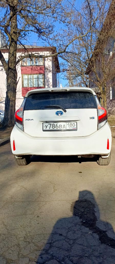 Автомобиль toyota prius aqua правый руль белого цвета, 2020 года выпуска, с пробегом 124 300 километров, в отличном состоянии. автомобиль находится город донецк днр. в птс один владелец, объем двигателя составляет 1,5 литра, мощность 73 лошадиных сил, тип двигателя гибридный, коробка передач автоматическая, привод - передний. автомобиль toyota prius c - это отличный выбор для тех, кто ищет экономичную и экологичную машину, которая сочетает в себе комфорт и стиль. его гибридная система обеспечивает низкий расход топлива. 1490000руб тел. +79493687885 александр - фотография - 2