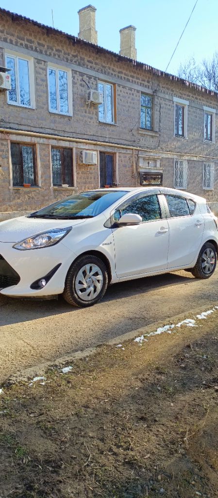 Автомобиль toyota prius aqua правый руль белого цвета, 2020 года выпуска, с пробегом 124 300 километров, в отличном состоянии. автомобиль находится город донецк днр. в птс один владелец, объем двигателя составляет 1,5 литра, мощность 73 лошадиных сил, тип двигателя гибридный, коробка передач автоматическая, привод - передний. автомобиль toyota prius c - это отличный выбор для тех, кто ищет экономичную и экологичную машину, которая сочетает в себе комфорт и стиль. его гибридная система обеспечивает низкий расход топлива. 1490000руб тел. +79493687885 александр - фотография - 3