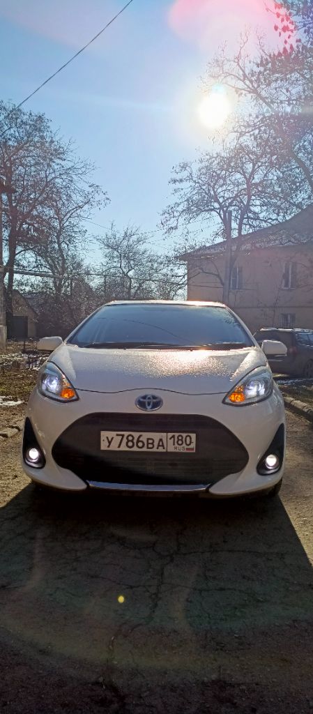 Автомобиль toyota prius aqua правый руль белого цвета, 2020 года выпуска, с пробегом 124 300 километ... - фотография