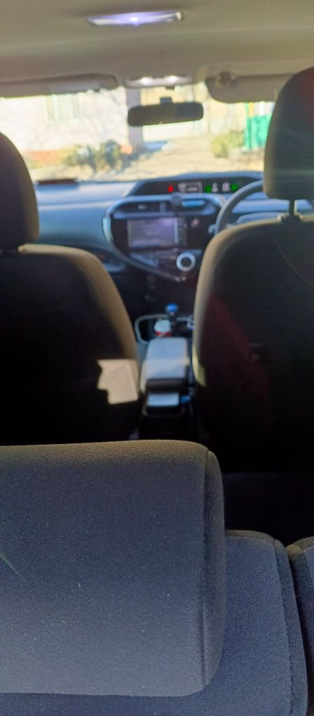 Автомобиль toyota prius aqua правый руль белого цвета, 2020 года выпуска, с пробегом 124 300 километров, в отличном состоянии. автомобиль находится город донецк днр. в птс один владелец, объем двигателя составляет 1,5 литра, мощность 73 лошадиных сил, тип двигателя гибридный, коробка передач автоматическая, привод - передний. автомобиль toyota prius c - это отличный выбор для тех, кто ищет экономичную и экологичную машину, которая сочетает в себе комфорт и стиль. его гибридная система обеспечивает низкий расход топлива. 1490000руб тел. +79493687885 александр - фотография - 4