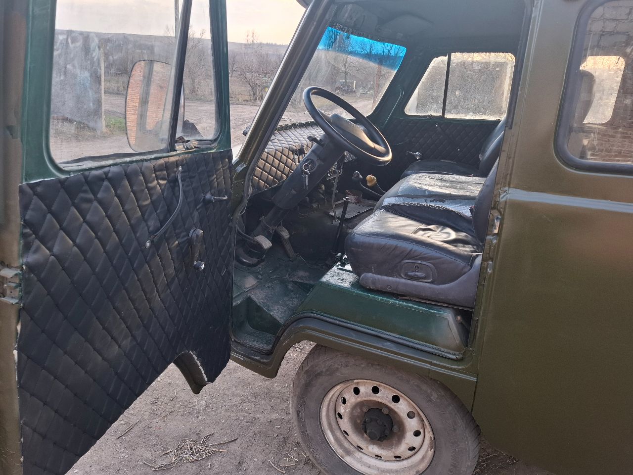 В продаже уаз буханка 2017 г. с гуром 409 мотор (масло, свечи, бронипровода, ремни, помпа новые работает ровно, в системе тосол) кпп5 ступка и раздатка после кап ремонта. включает выключает без хрустов. кулиса тоже новая в мостах масло свежее. машина на полном ходу документы есть резина слабенькая. цена 700т. р +79493120189 телеграм этот же номер находится в красном партизане - фотография - 3