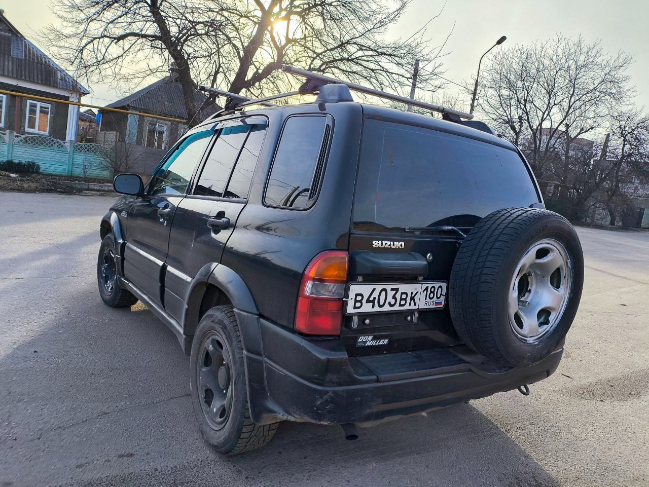 Suzuki grand vitara страна сборки: япония год: 2000 мощность: 165 л. с. объем: 2494 куб/см цвет: черный z5j - bluish black категория тс: легковой универсал рамный джип. номер читается хорошо. задние ведущие. два комплекта колес r16: зима / лето. аккумулятор новый. двигатель v6 шустрый, заводится хорошо в любую погоду. механическая 5-ти ступенчатая коробка передач. реальный расход бензина в круг (трасса/город) — 11,2 литра. требуется подварить заднюю перемычку на раме. сервис / ремонт осуществлялся своевременно на хорошем автосервисе. реальному покупателю разумный торг у капота. - фотография - 7
