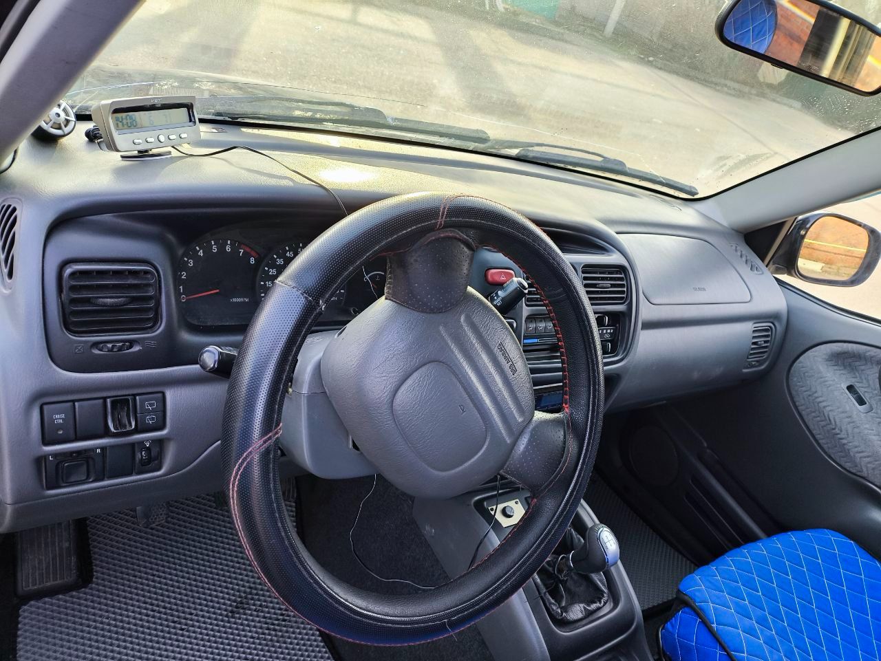 Suzuki grand vitara страна сборки: япония год: 2000 мощность: 165 л. с. объем: 2494 куб/см цвет: черный z5j - bluish black категория тс: легковой универсал рамный джип. номер читается хорошо. задние ведущие. два комплекта колес r16: зима / лето. аккумулятор новый. двигатель v6 шустрый, заводится хорошо в любую погоду. механическая 5-ти ступенчатая коробка передач. реальный расход бензина в круг (трасса/город) — 11,2 литра. требуется подварить заднюю перемычку на раме. сервис / ремонт осуществлялся своевременно на хорошем автосервисе. реальному покупателю разумный торг у капота. - фотография - 6