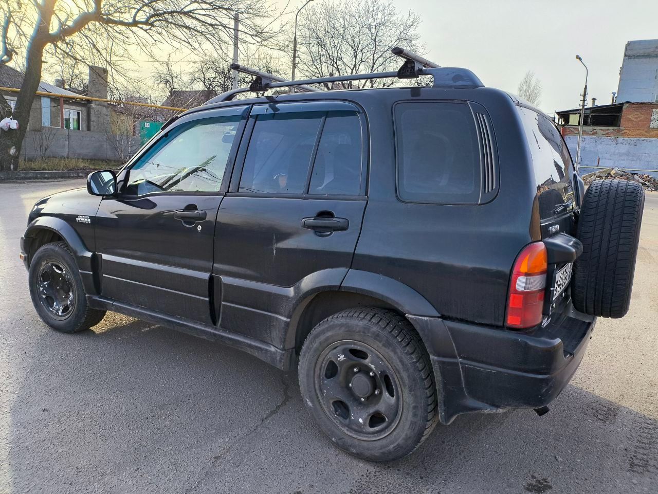 Suzuki grand vitara страна сборки: япония год: 2000 мощность: 165 л. с. объем: 2494 куб/см цвет: черный z5j - bluish black категория тс: легковой универсал рамный джип. номер читается хорошо. задние ведущие. два комплекта колес r16: зима / лето. аккумулятор новый. двигатель v6 шустрый, заводится хорошо в любую погоду. механическая 5-ти ступенчатая коробка передач. реальный расход бензина в круг (трасса/город) — 11,2 литра. требуется подварить заднюю перемычку на раме. сервис / ремонт осуществлялся своевременно на хорошем автосервисе. реальному покупателю разумный торг у капота. - фотография - 9