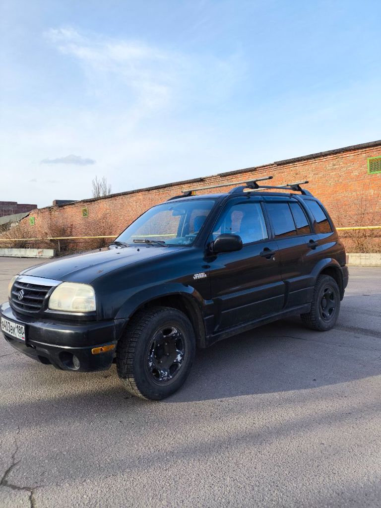 Suzuki grand vitara страна сборки: япония год: 2000 мощность: 165 л. с. объем: 2494 куб/см цвет: черный z5j - bluish black категория тс: легковой универсал рамный джип. номер читается хорошо. задние ведущие. два комплекта колес r16: зима / лето. аккумулятор новый. двигатель v6 шустрый, заводится хорошо в любую погоду. механическая 5-ти ступенчатая коробка передач. реальный расход бензина в круг (трасса/город) — 11,2 литра. требуется подварить заднюю перемычку на раме. сервис / ремонт осуществлялся своевременно на хорошем автосервисе. реальному покупателю разумный торг у капота. - фотография - 2