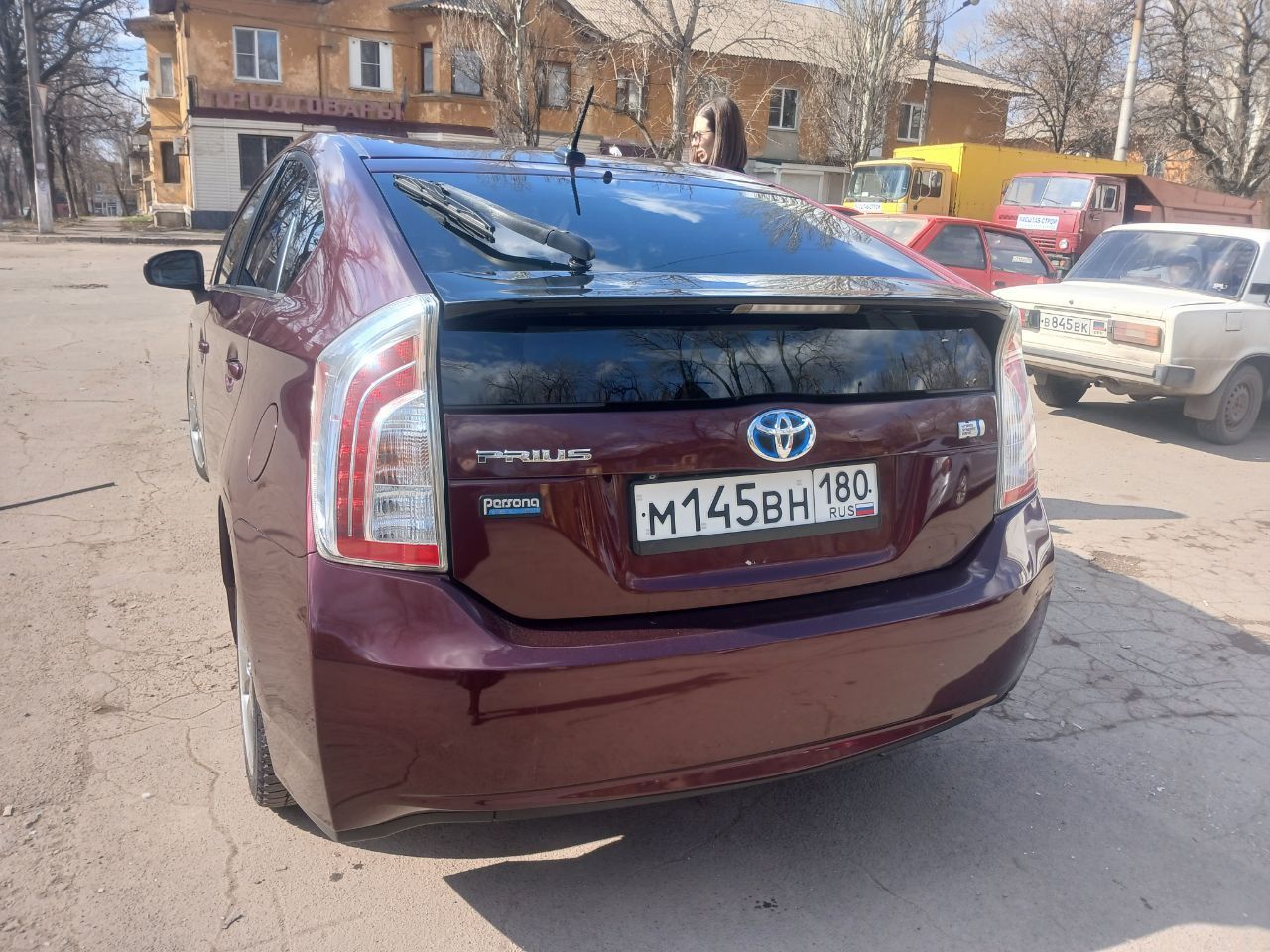 Продам тайота приус 2012 года выпуска в прекрасном техническом состоянии, двигатель работает безупречно, 136 л. с., 100квт. , цвет фиолетовый. батареи работают исправно, пробег 193000 миль, акп и ходовая без нареканий, расход топлива 3,5 л на 100 км, без ключевой доступ, кнопка старт/стоп, автомобиль надежный, кожаный салон, подогрев передних сидений, 4 электро стеклоподъемника, подогрев зеркал, авс, климат контроль, камера заднего вида, медиа. документы в порядке. стоимость 1 200 000 руб донецк днр. реальному покупателю торг у капота. номер телефона +79493123876 (телеграмм, ватцап) - фотография - 2