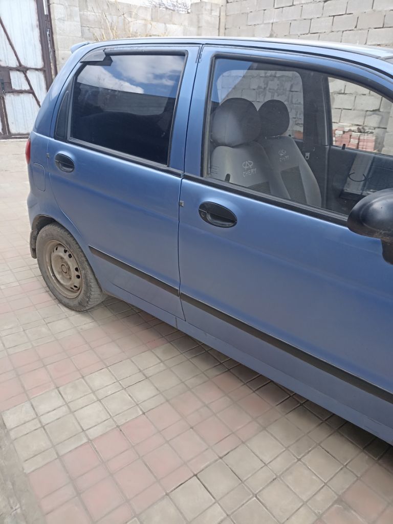 Продам дэо матиз 0.8 выпуск, 2007год. пробег 141000 км. не гнилая не ржавая. кондиционер, гидроусилитель руля, сигнализация, магнитола. м машиной идёт комплект зимней резины на дисках, новые колодки тормозные, шаровая опора, рулевые наконечники и другие. вопросы по телефону +79493030131. заменил поршневые кольца, ремни, помпу, масляные наконечники на клапанах. не гнилая, не ржавая. 290000 руб. - фотография - 7