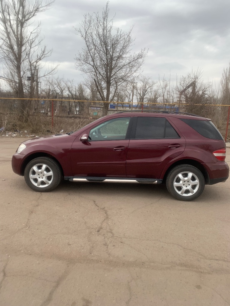 Продам мерседес w164.3.5 бензин. 2006. 312тыс пробег. в хорошем состоянии. 1400000₽. на пружинах. 2 комплекта колёс с оригинальными дисками (зима r18, лето r 20) 2 ключа. гильзован. обслужен по регламенту. +7 949 407 50 27 - фотография - 5