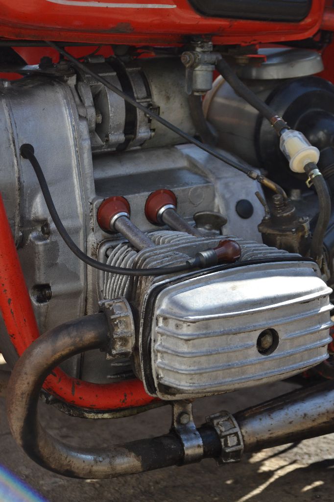 Продам днепр мт-11. 1992 года выпуска. пробег почти 17000км. резина перед и запаска-новые. аккамулятору 4 месяца. электрика работает. коляска хорошая-не гнилая. мотоцикл все время хранился в гараже. документы-учет- ссср. рассрочки и прочей туфты не даем ! +79496301253. - фотография - 2