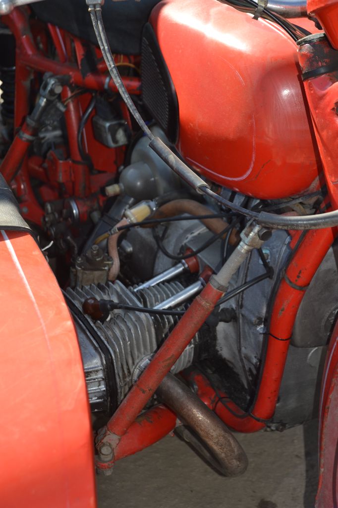 Продам днепр мт-11. 1992 года выпуска. пробег почти 17000км. резина перед и запаска-новые. аккамулятору 4 месяца. электрика работает. коляска хорошая-не гнилая. мотоцикл все время хранился в гараже. документы-учет- ссср. рассрочки и прочей туфты не даем ! +79496301253. - фотография - 4