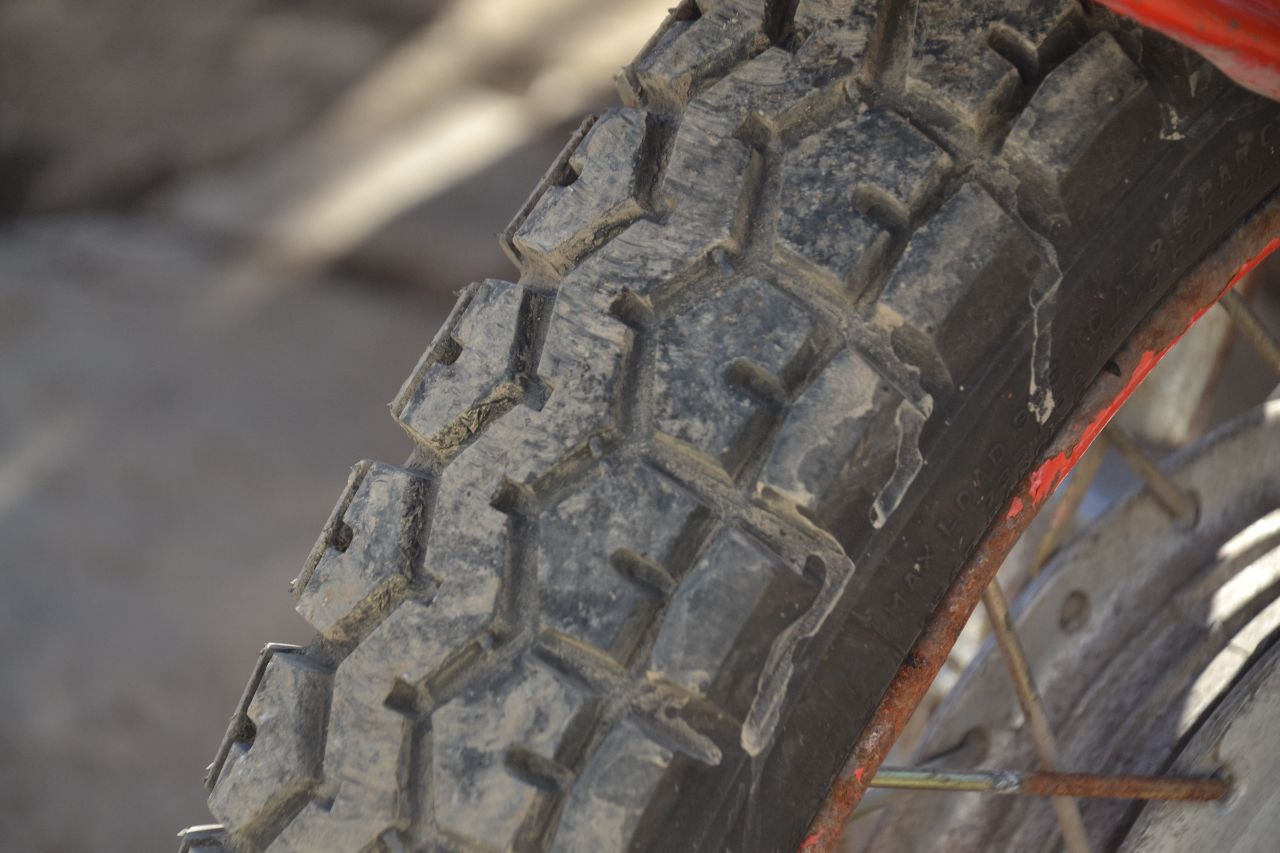 Продам днепр мт-11. 1992 года выпуска. пробег почти 17000км. резина перед и запаска-новые. аккамулятору 4 месяца. электрика работает. коляска хорошая-не гнилая. мотоцикл все время хранился в гараже. документы-учет- ссср. рассрочки и прочей туфты не даем ! +79496301253. - фотография - 3